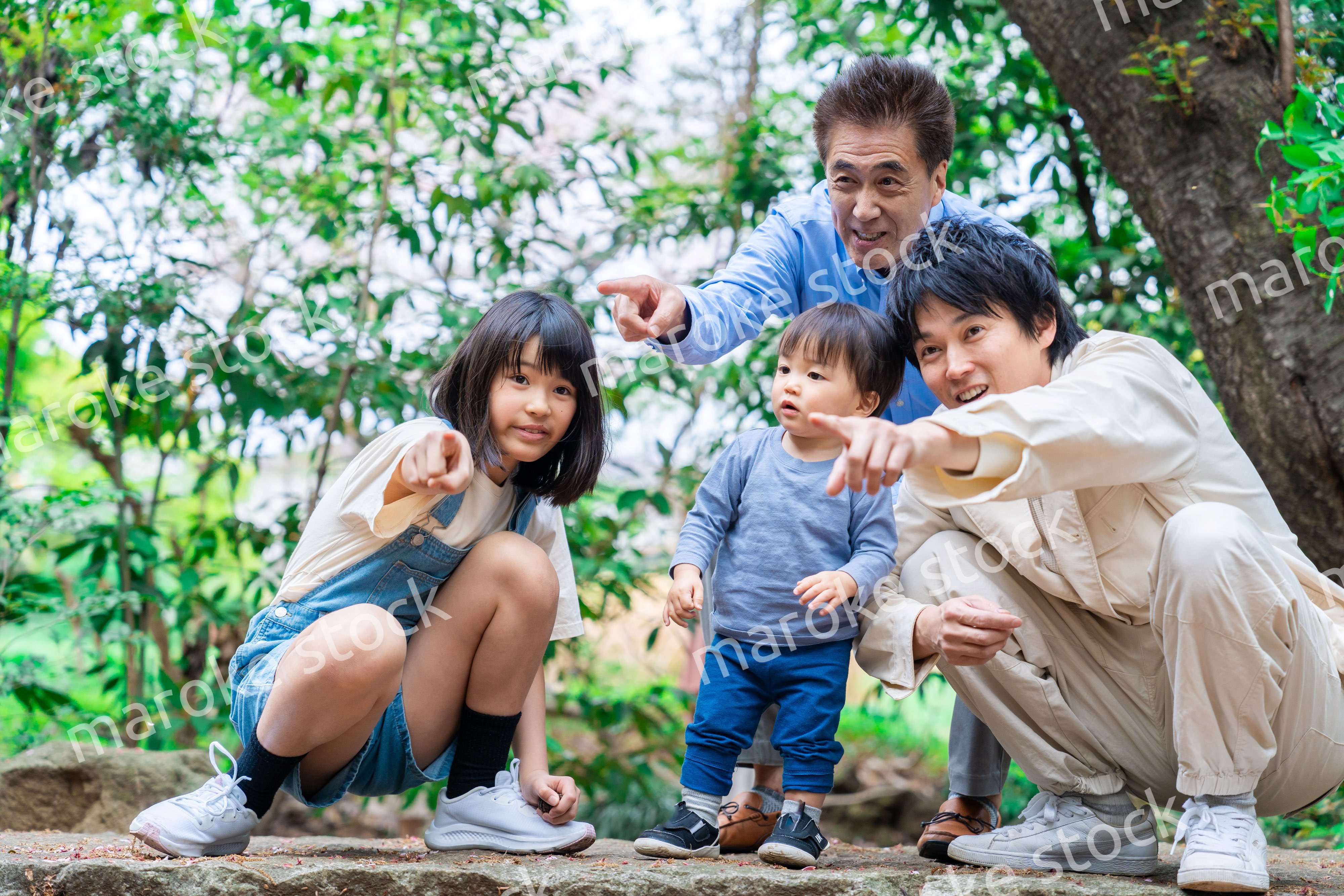 おじいちゃんと一緒に遊ぶ家族
