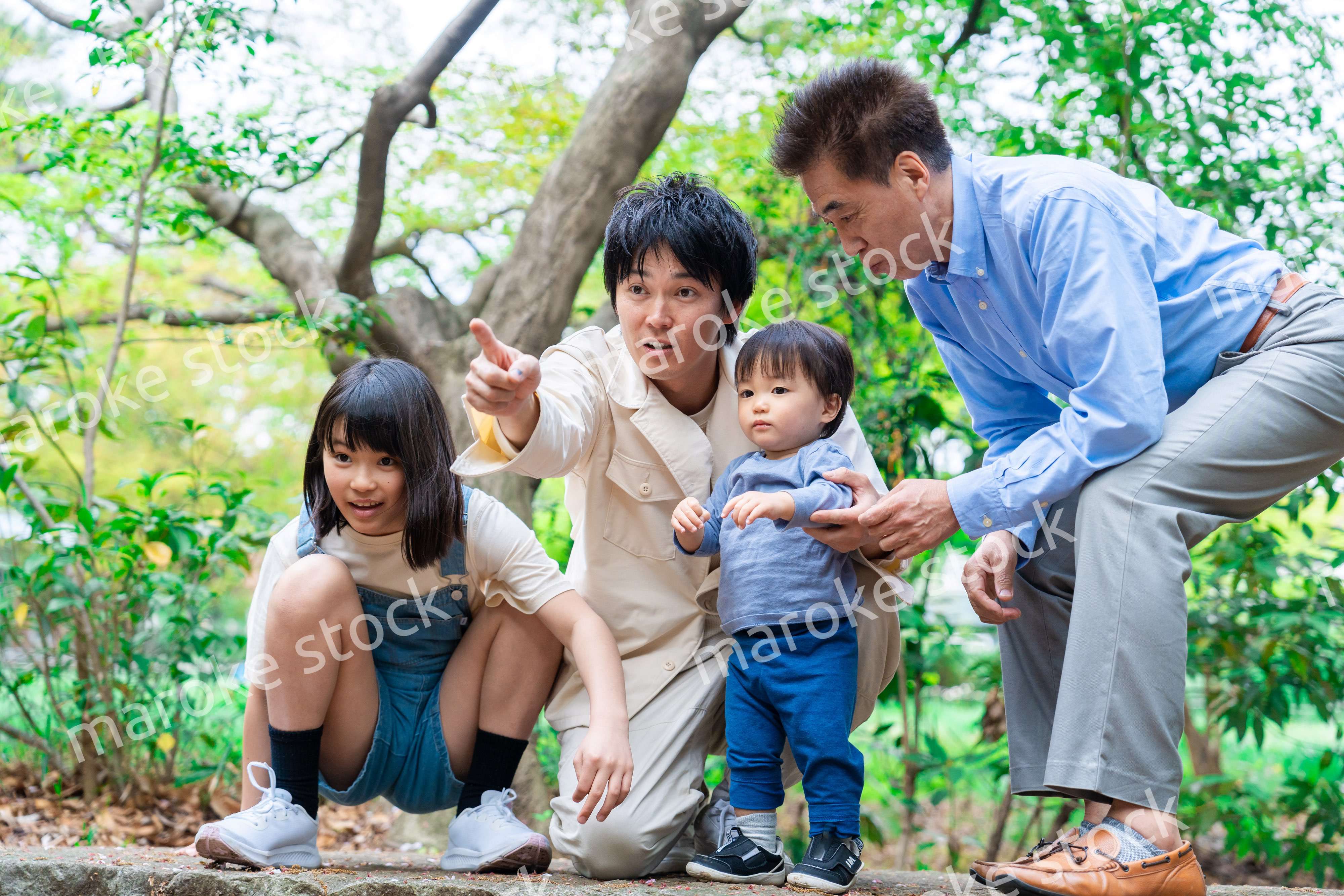 おじいちゃんと一緒に遊ぶ家族