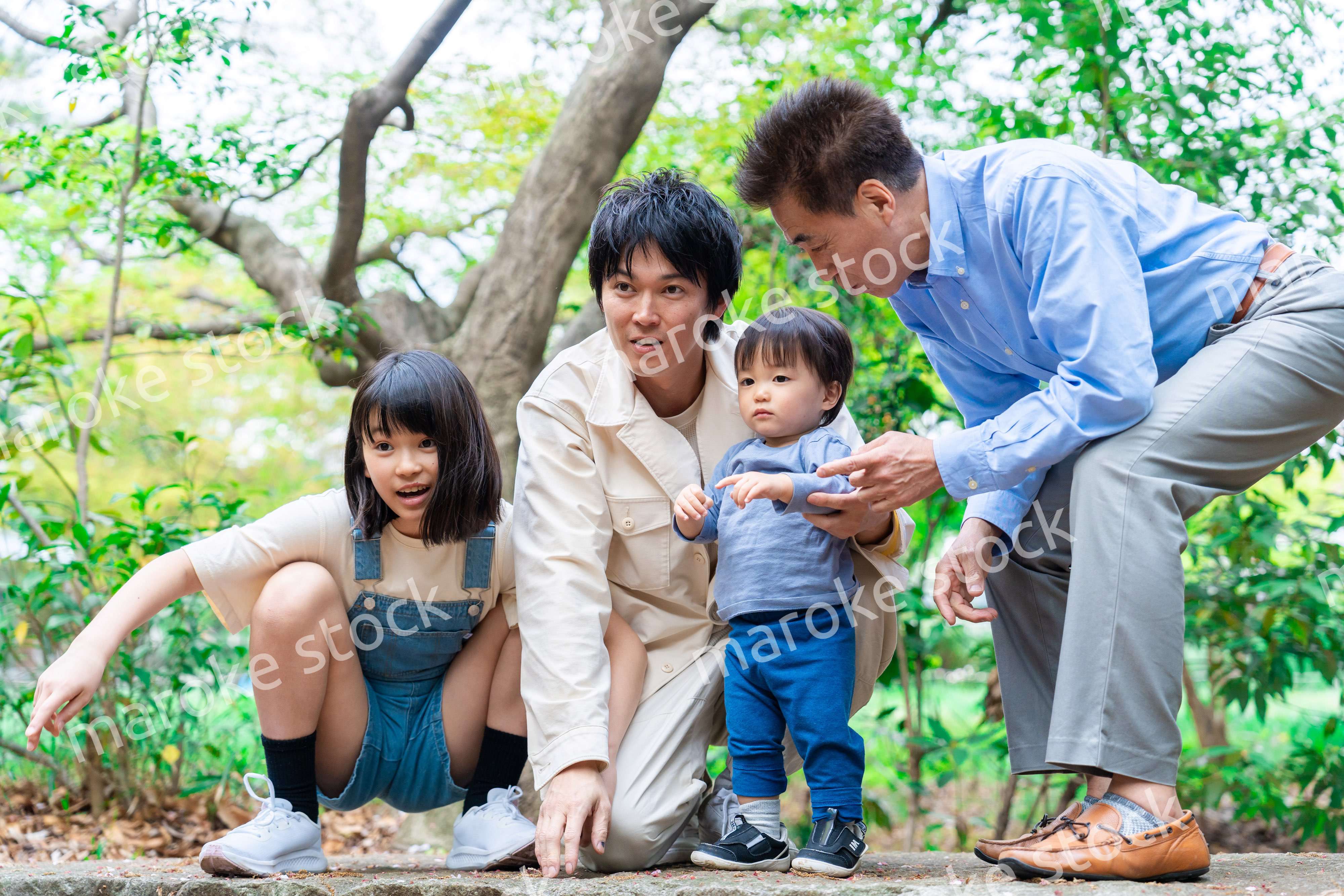 おじいちゃんと一緒に遊ぶ家族