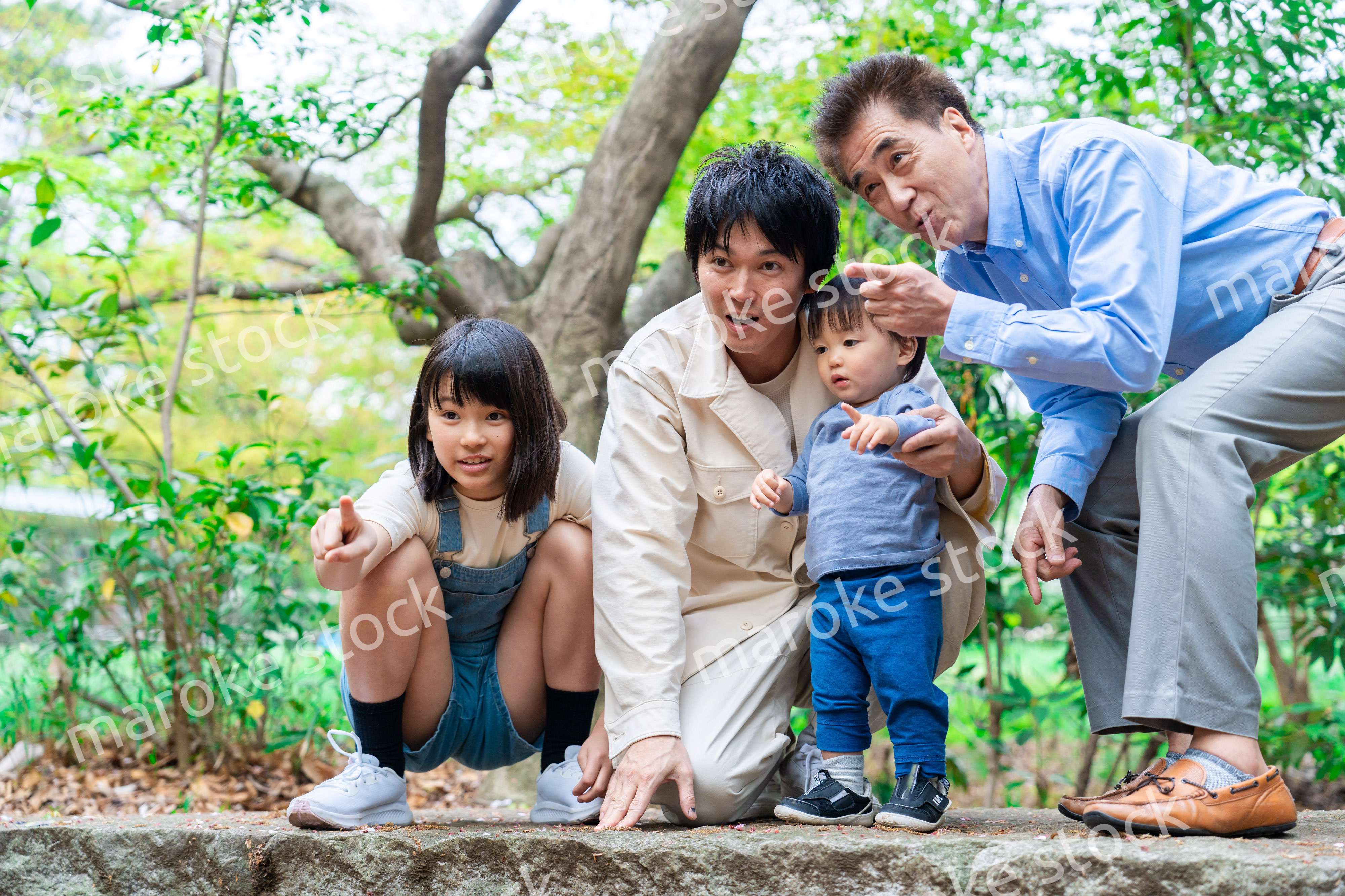 おじいちゃんと一緒に遊ぶ家族