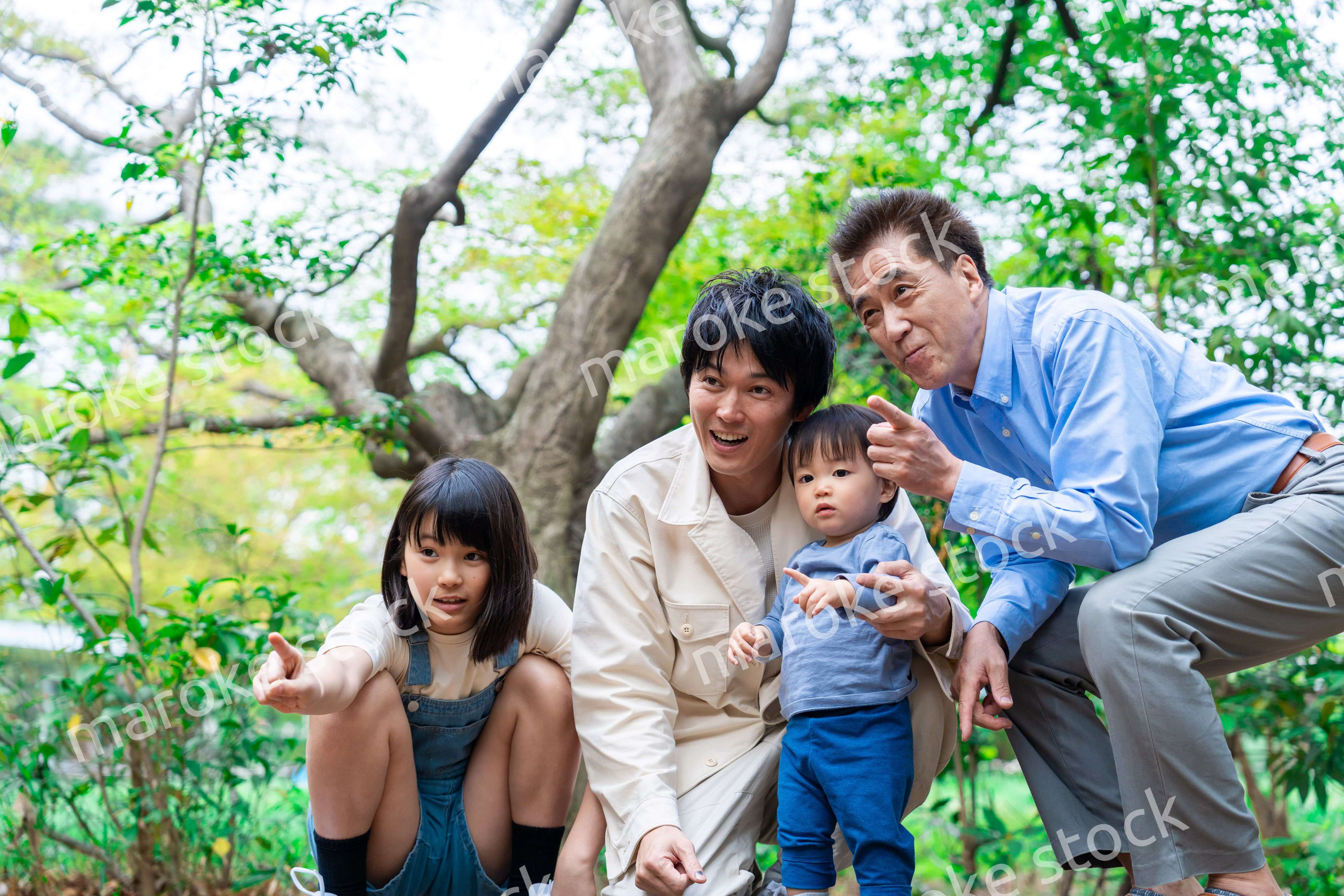おじいちゃんと一緒に遊ぶ家族