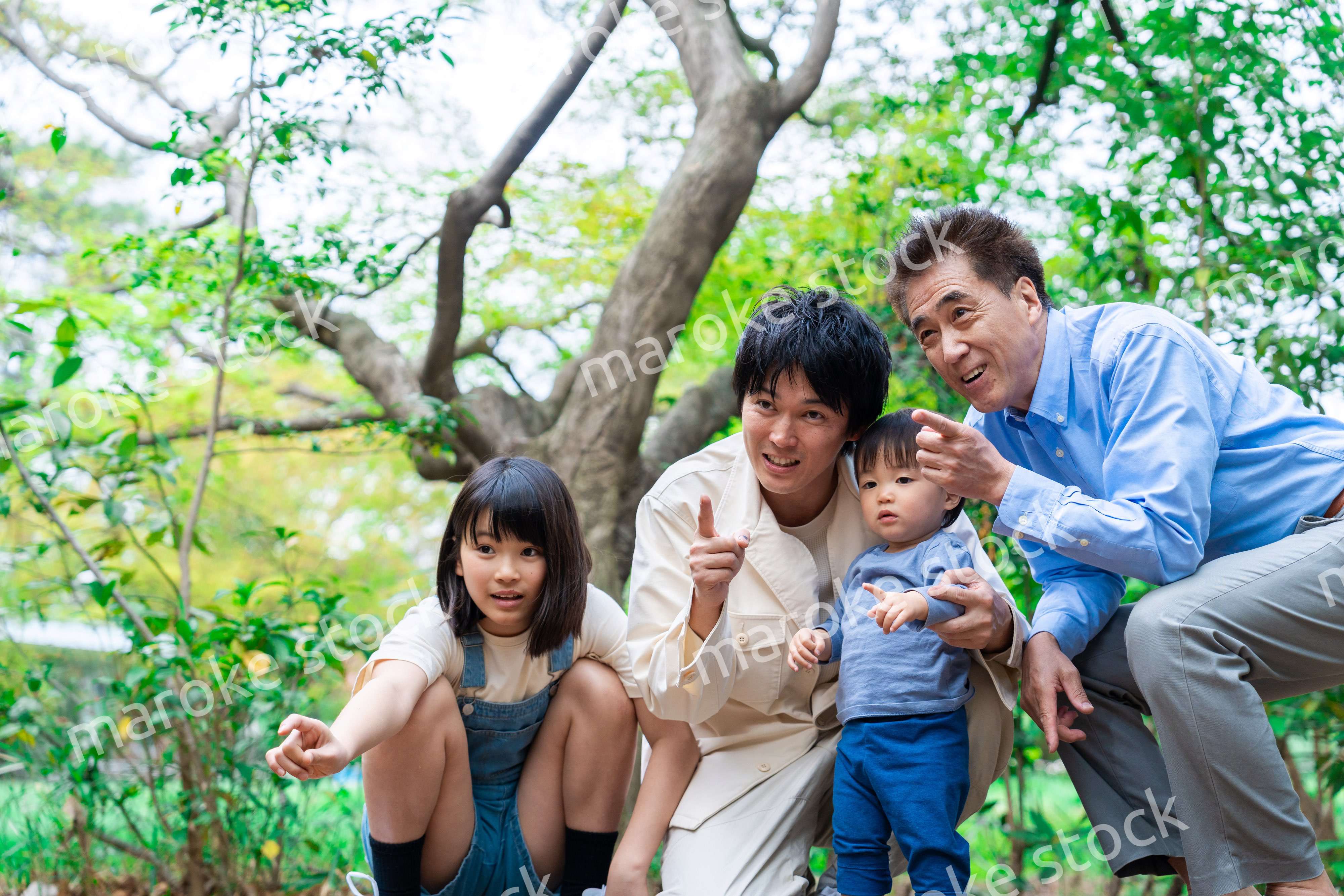 おじいちゃんと一緒に遊ぶ家族