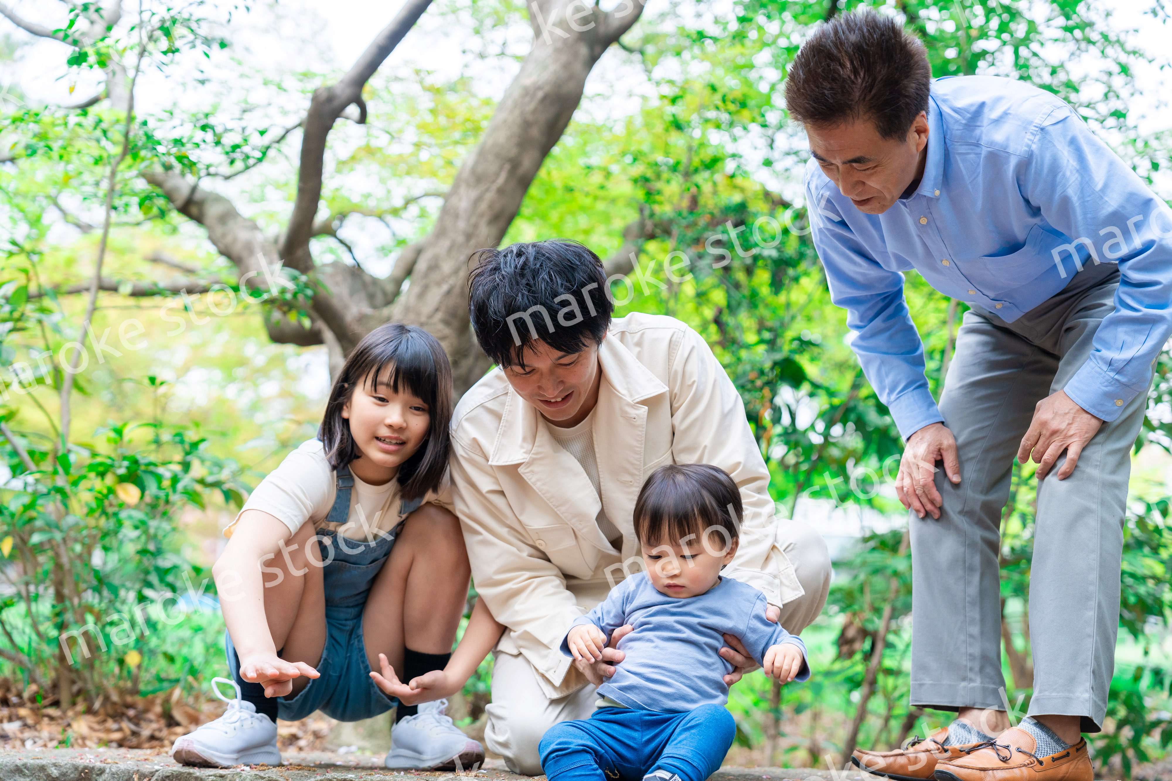 おじいちゃんと一緒に遊ぶ家族