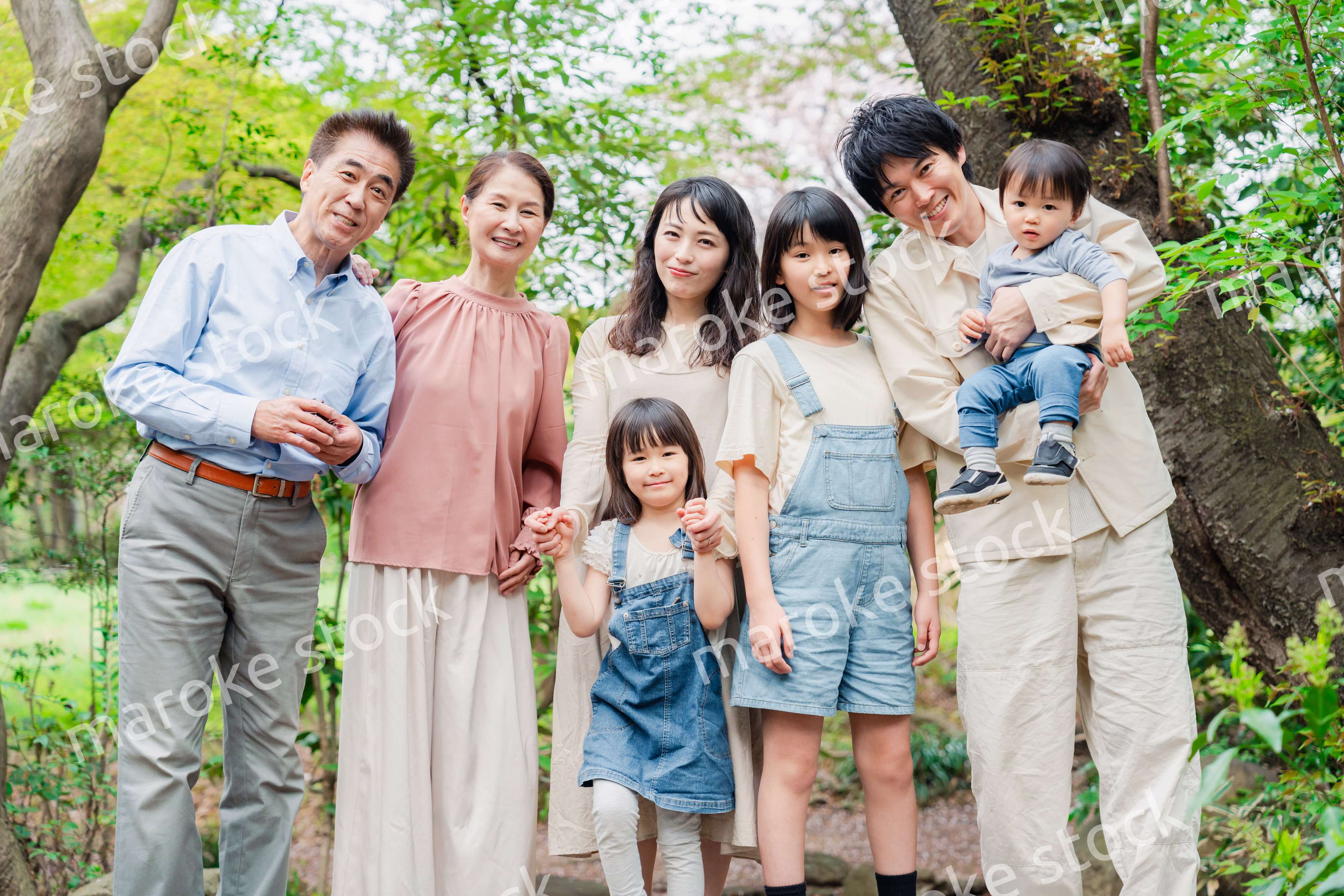 笑顔の3世代家族集合写真