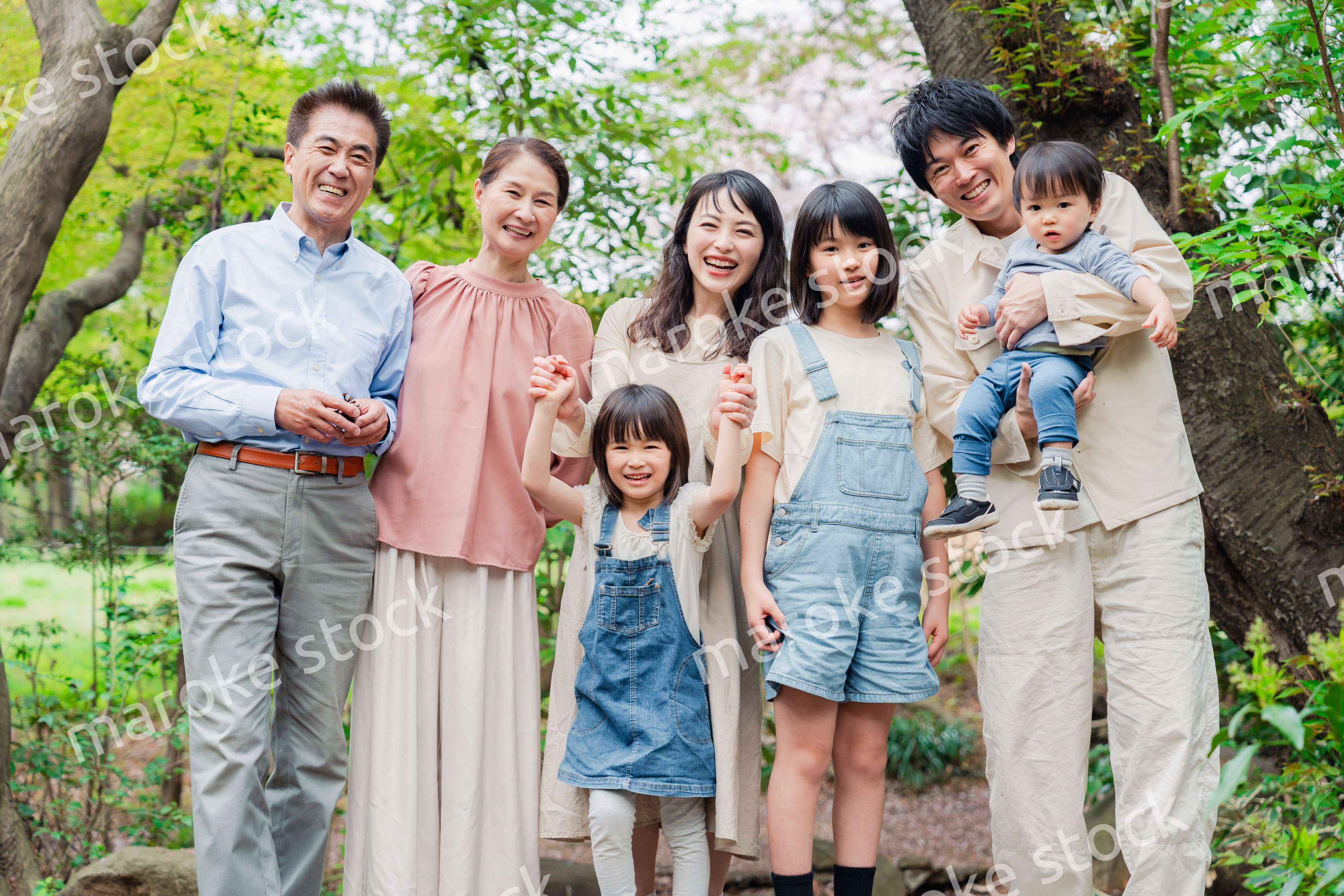 笑顔の3世代家族集合写真