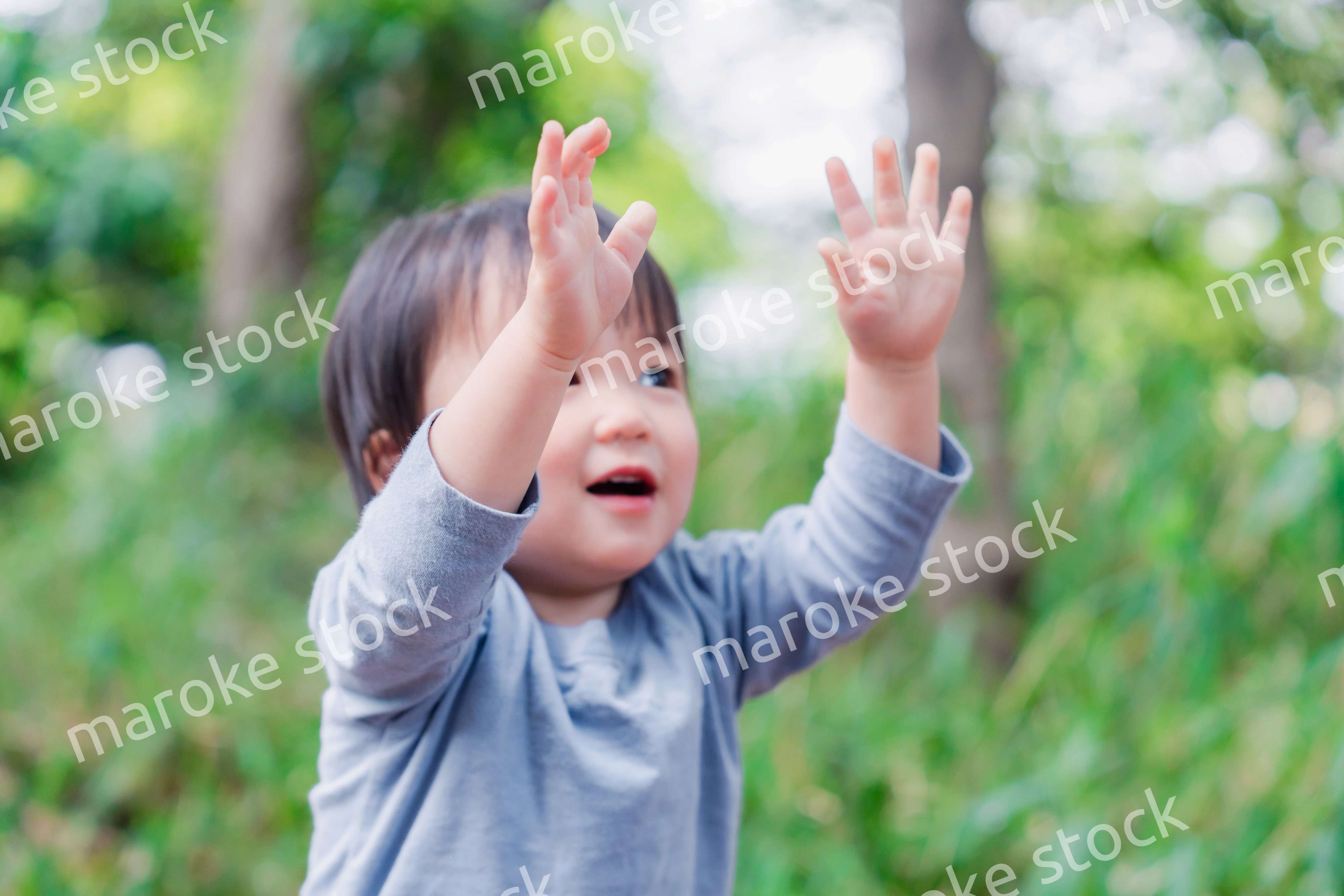 手を上に上げる子供