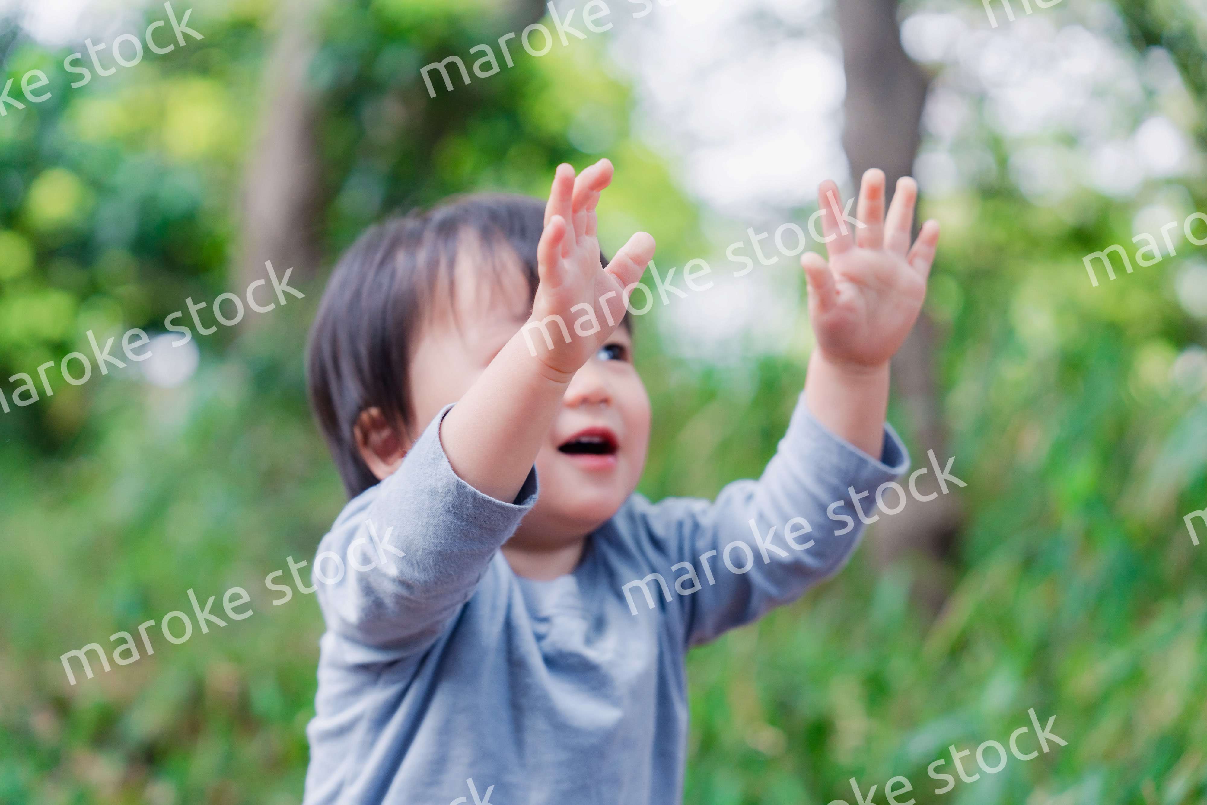 手を上に上げる子供