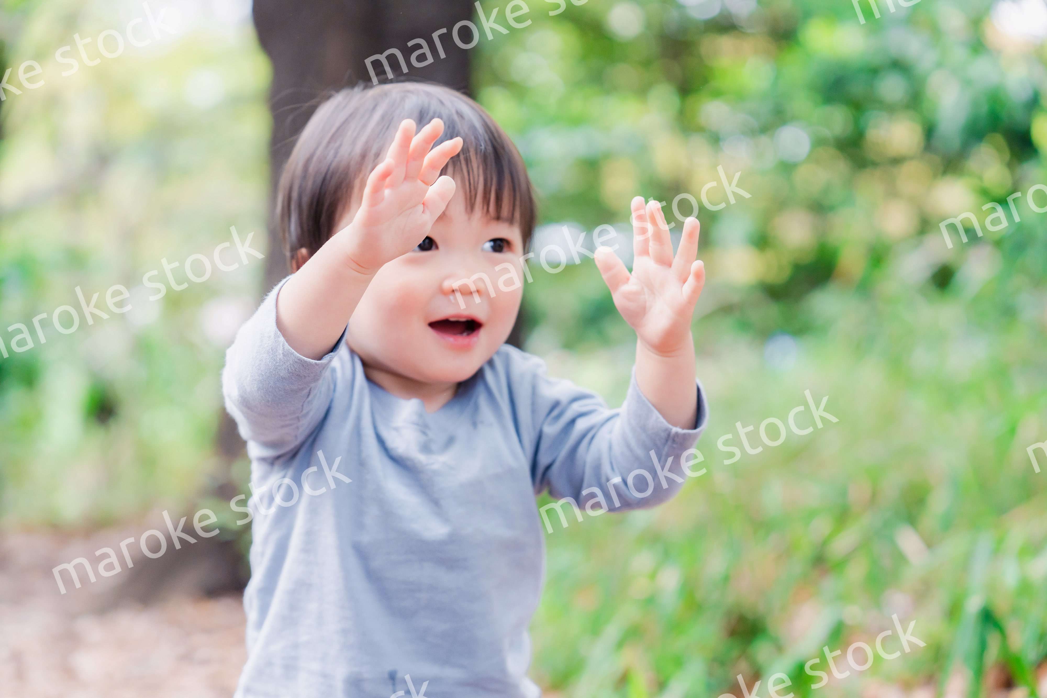 手を上に上げる子供