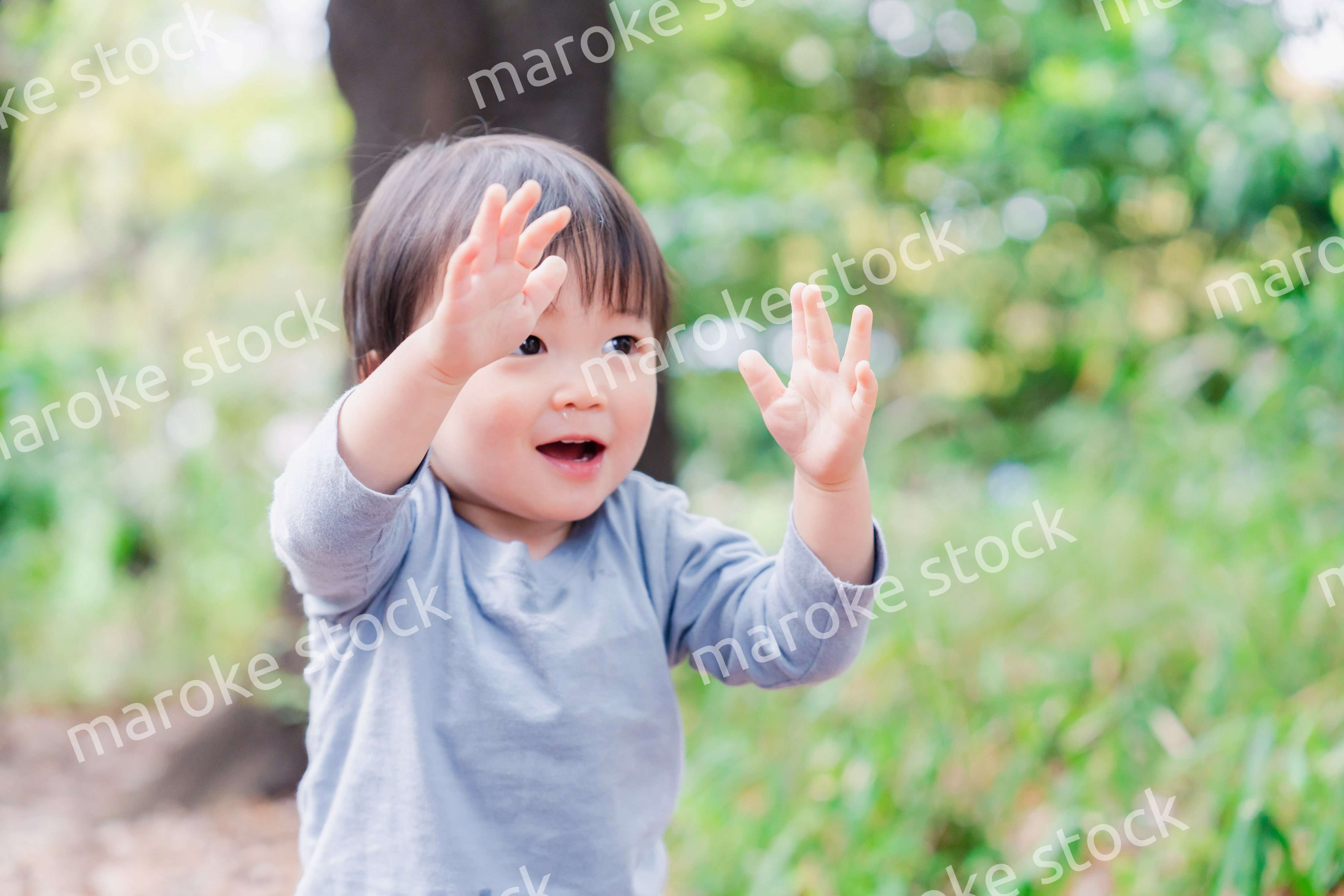 手を上に上げる子供