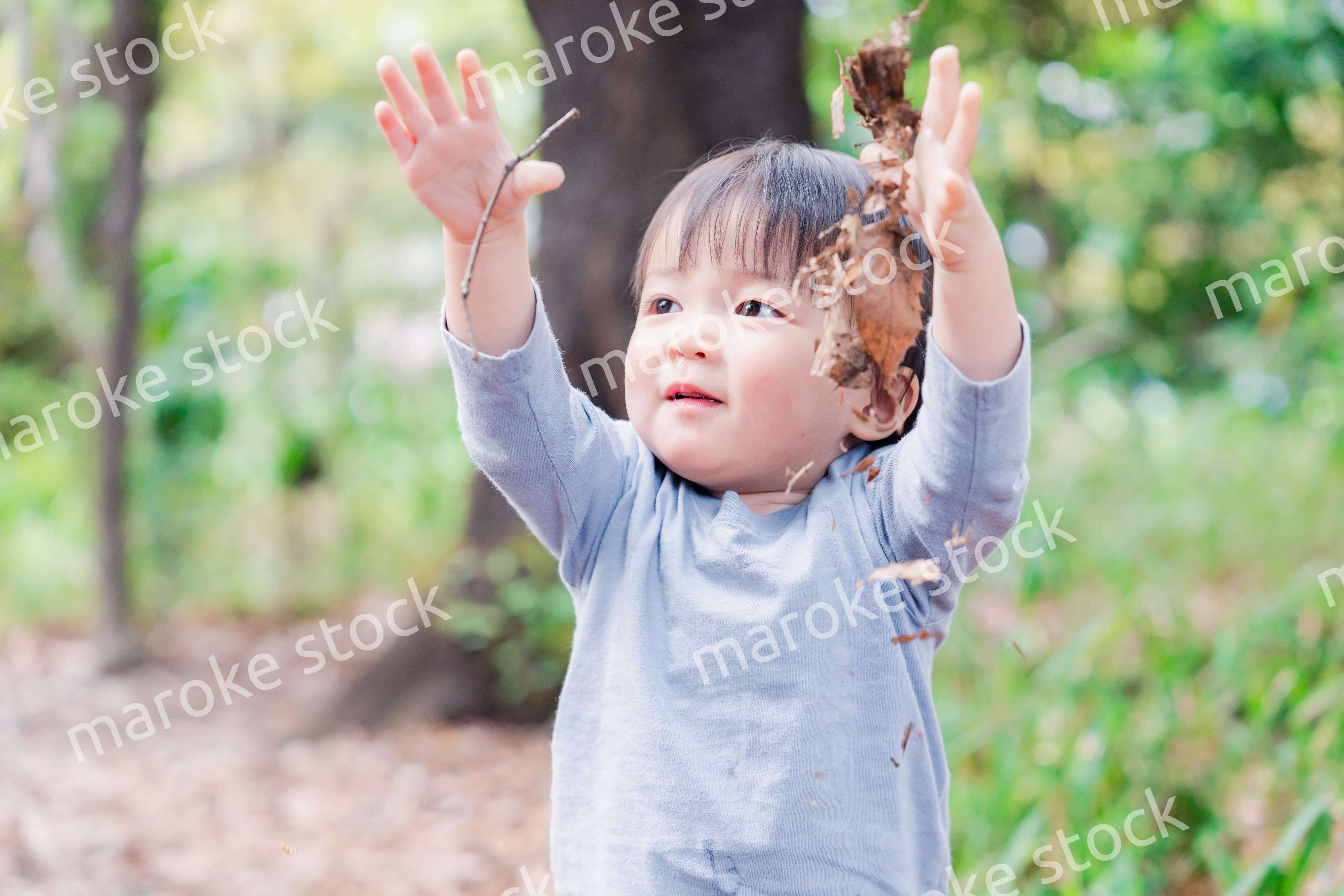 手を上に上げる子供