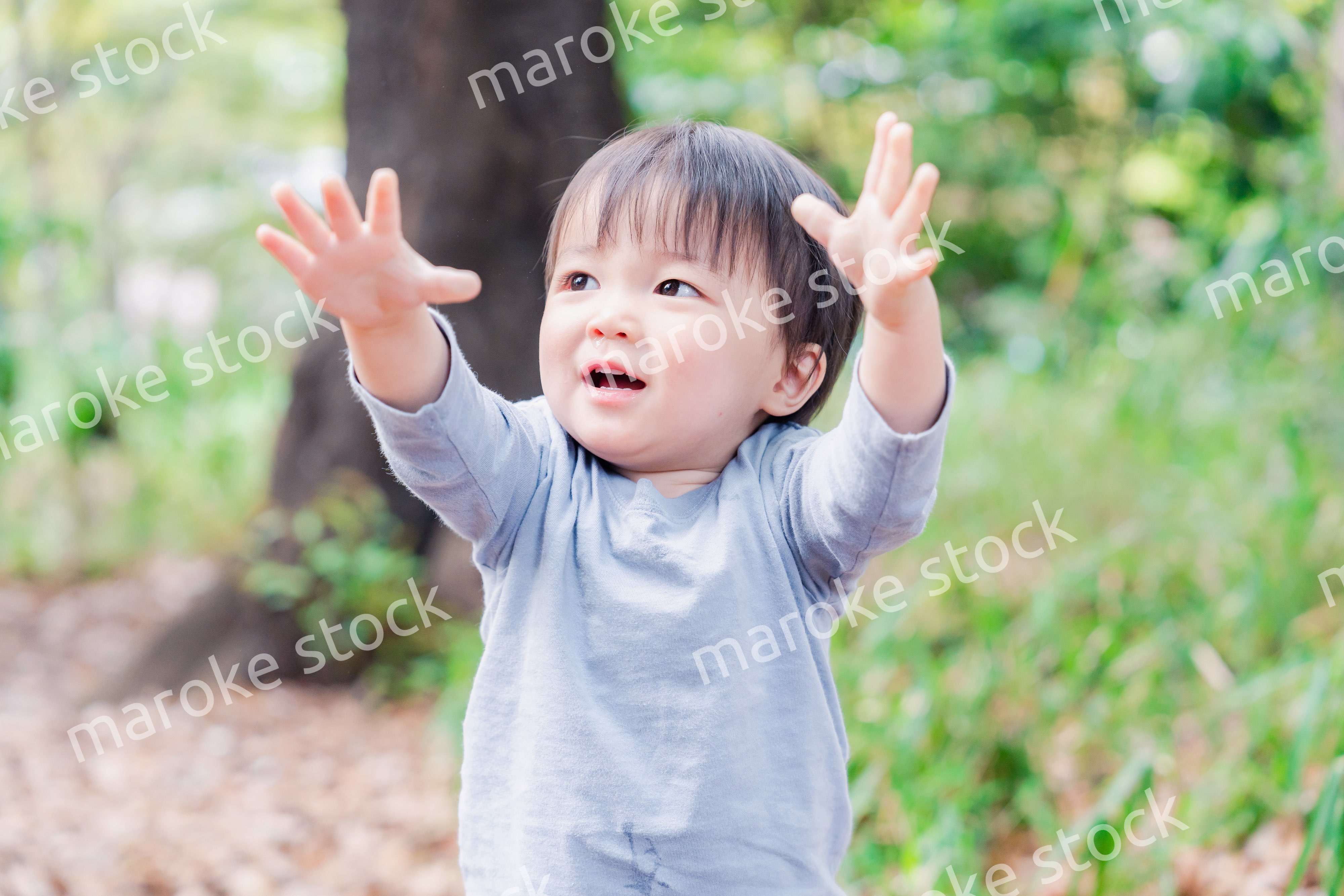 手を上に上げる子供