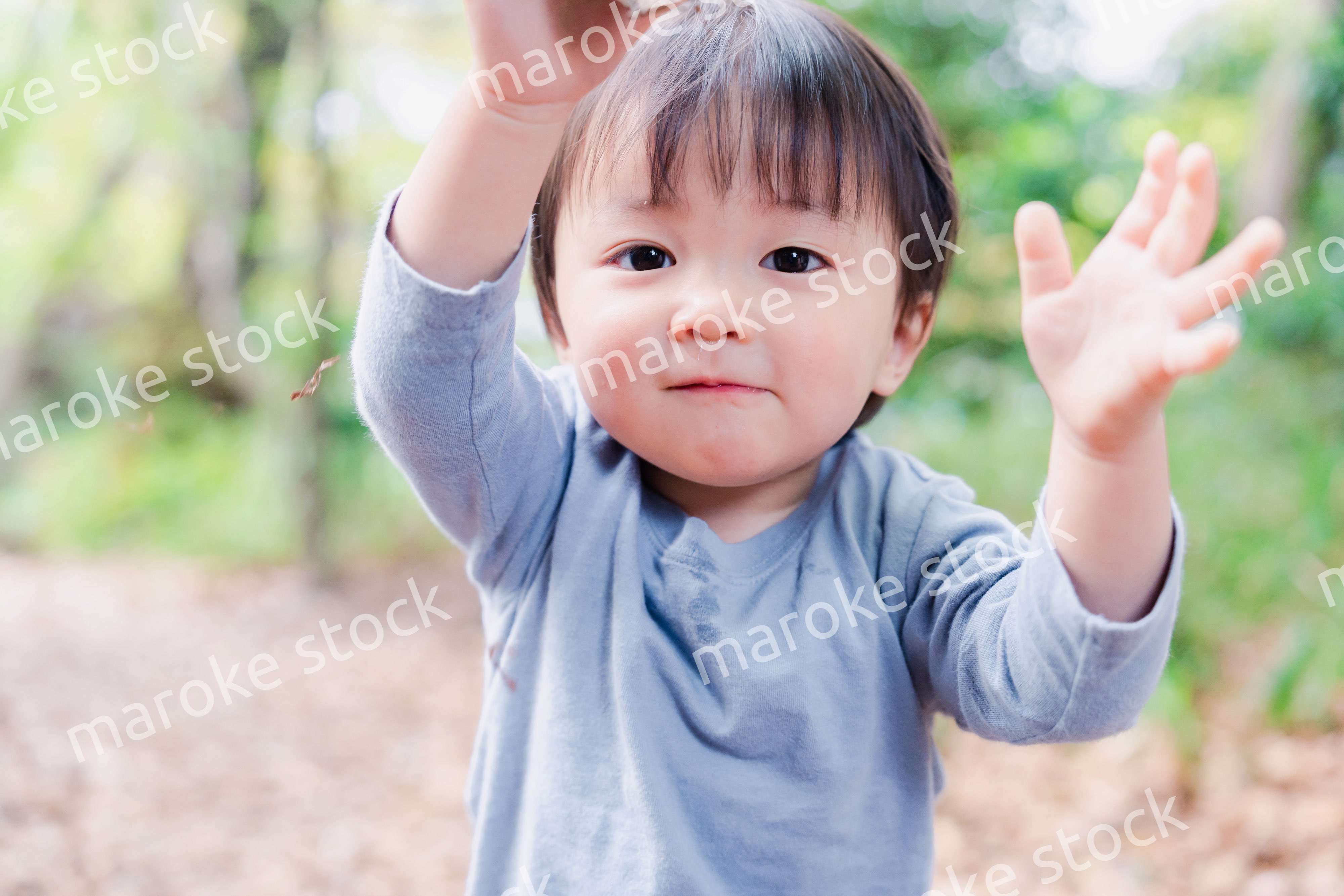 手を上に上げる子供