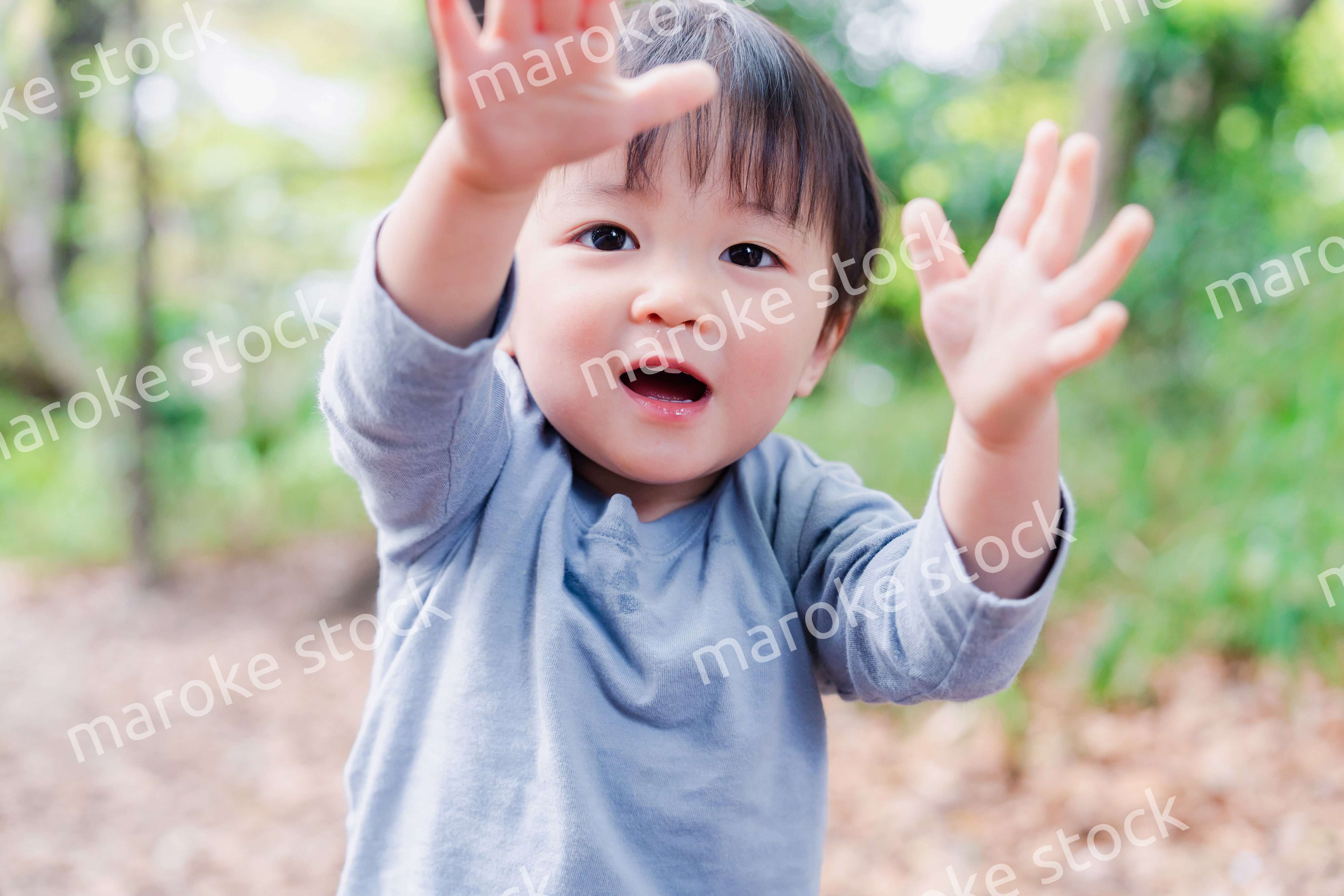 手を上に上げる子供