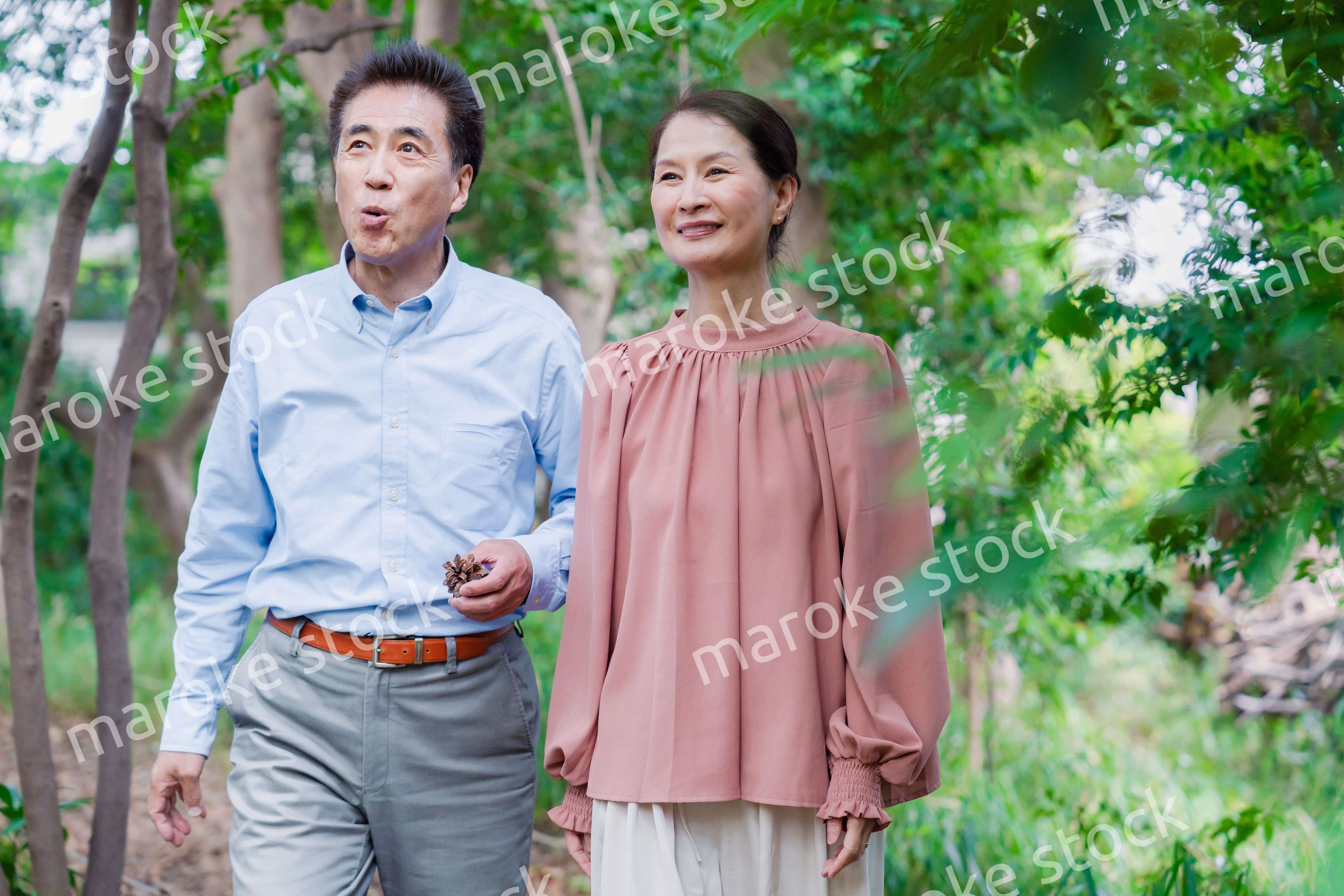 自然の中を散歩するシニアの夫婦