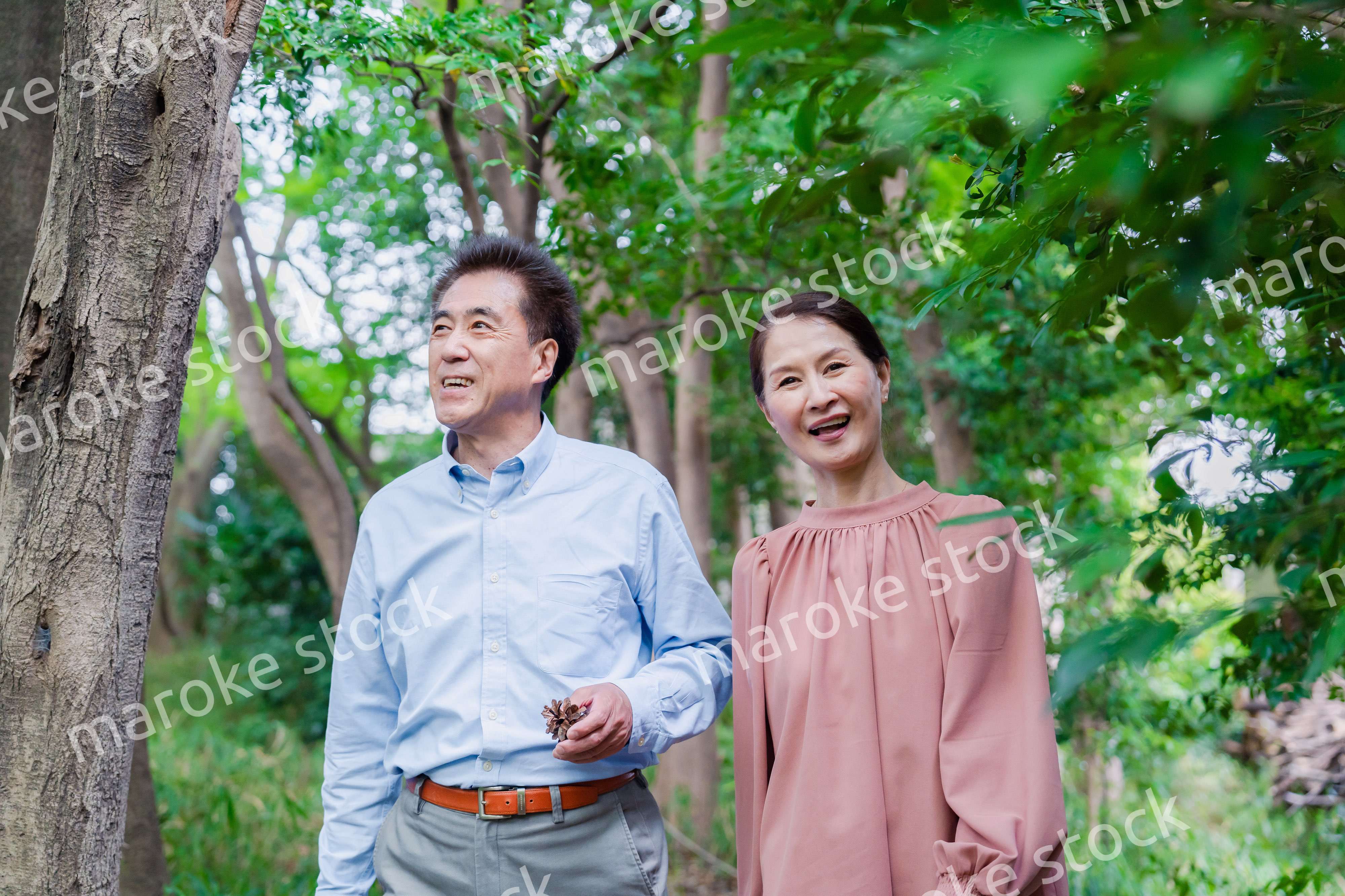 自然の中を散歩するシニアの夫婦