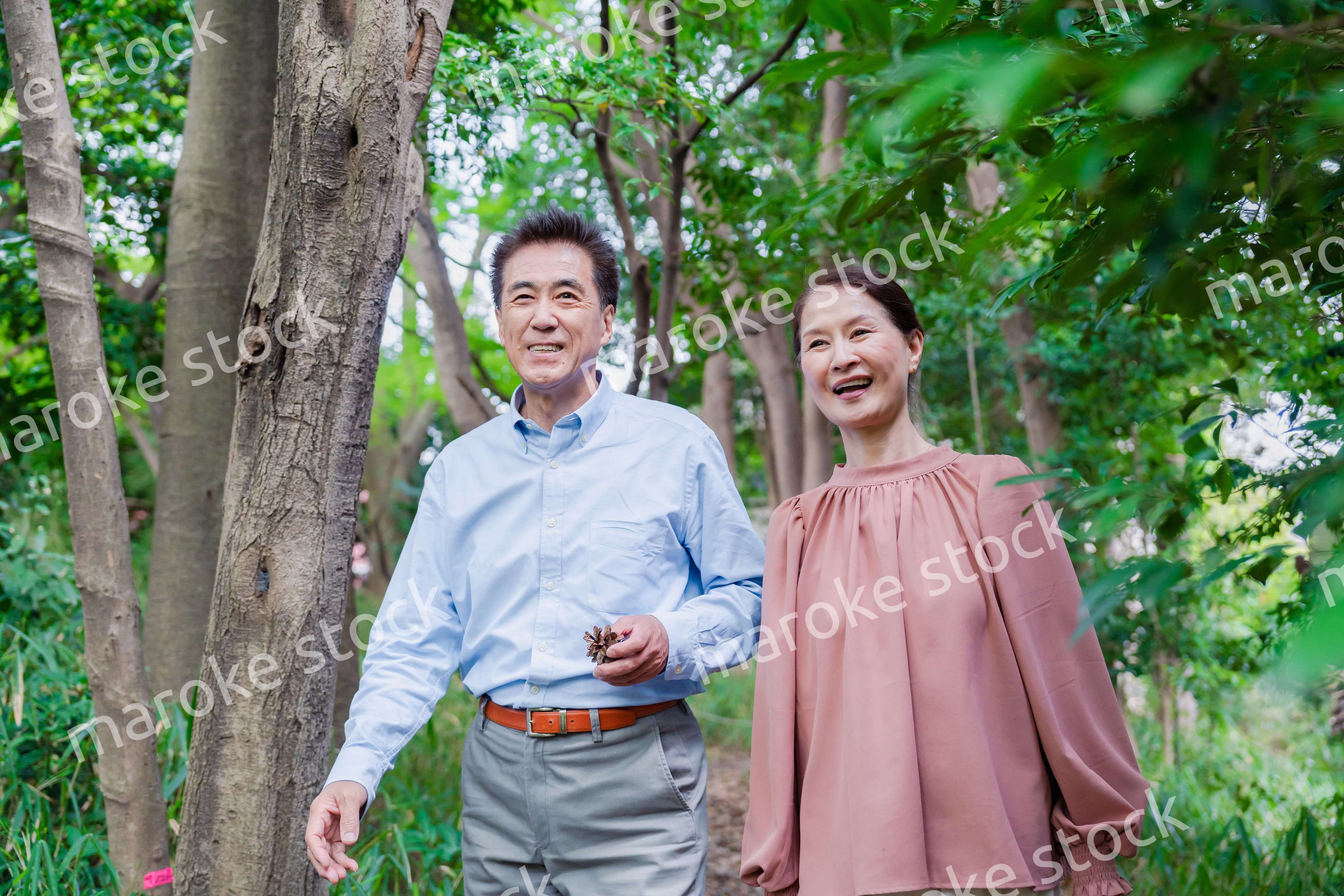 自然の中を散歩するシニアの夫婦