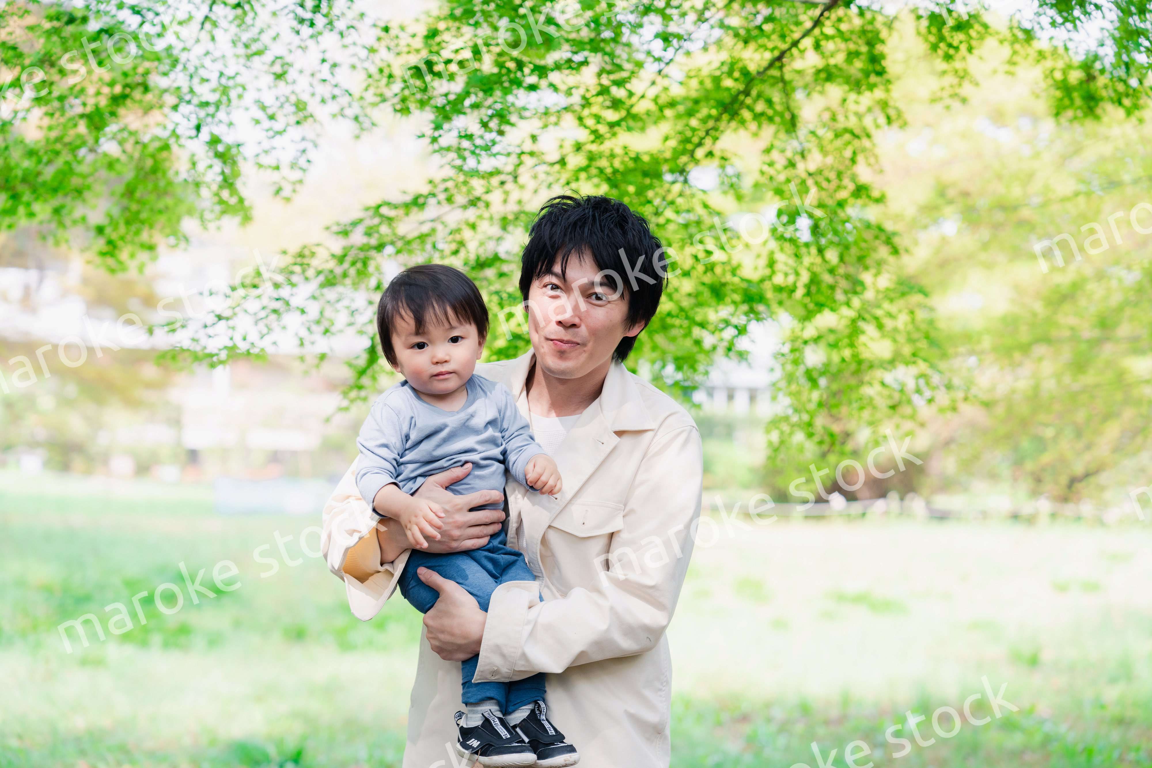 育休中のパパと散歩に出かける男の子の赤ちゃん