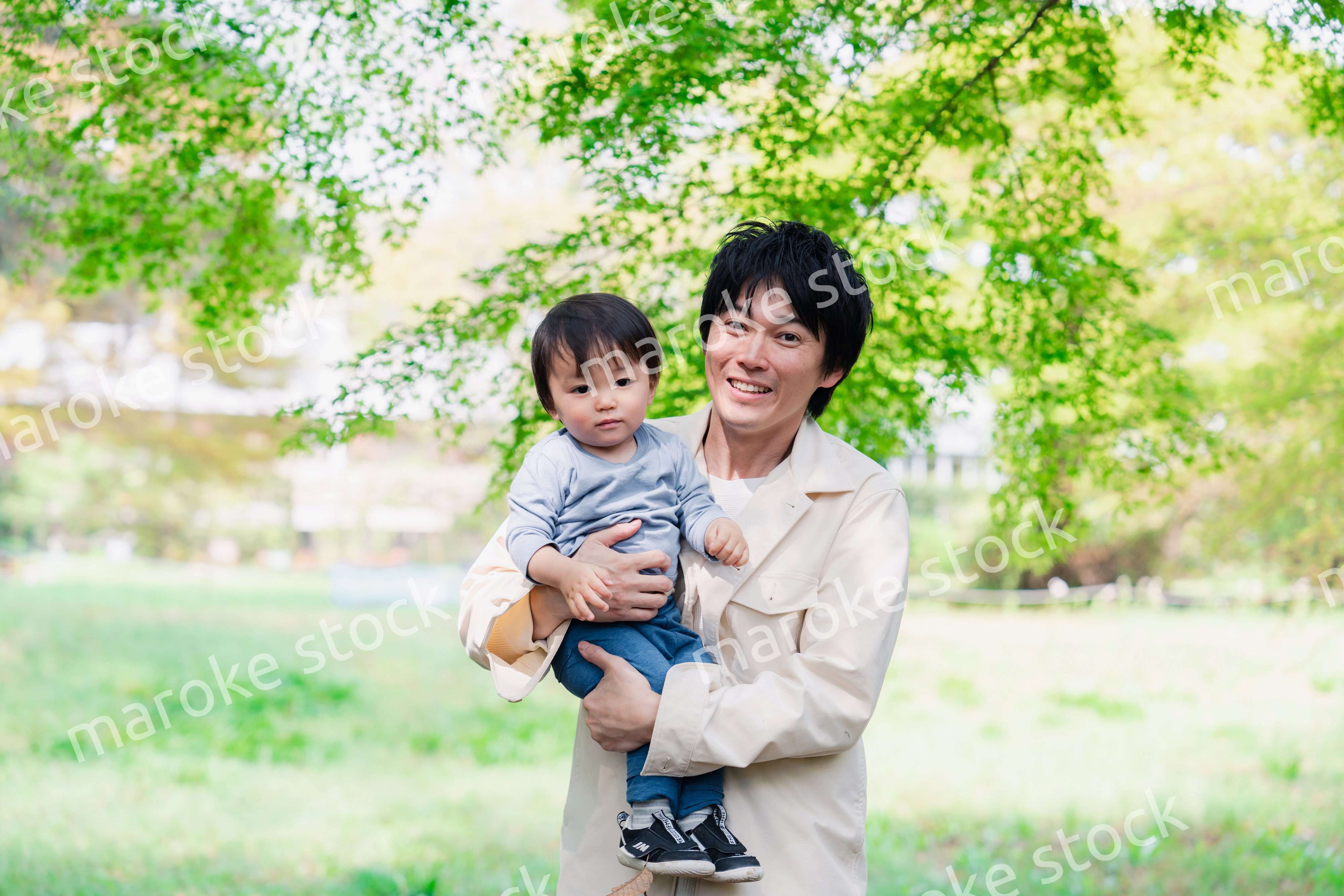 育休中のパパと散歩に出かける男の子の赤ちゃん