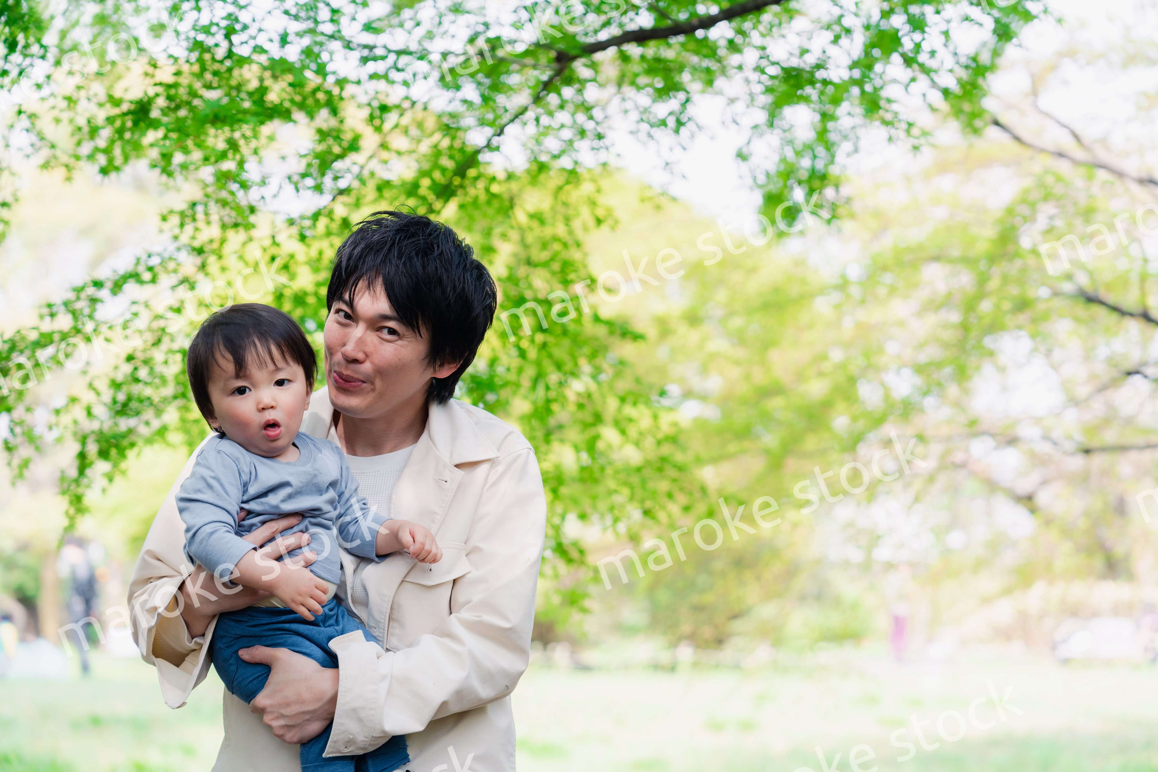 育休中のパパと散歩に出かける男の子の赤ちゃん