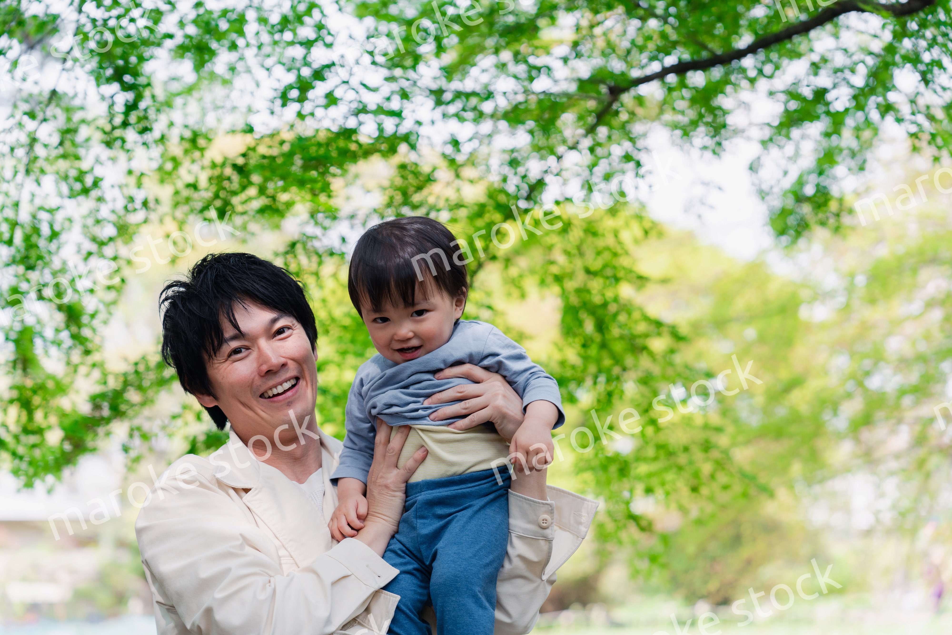 育休中のパパと散歩に出かける男の子の赤ちゃん