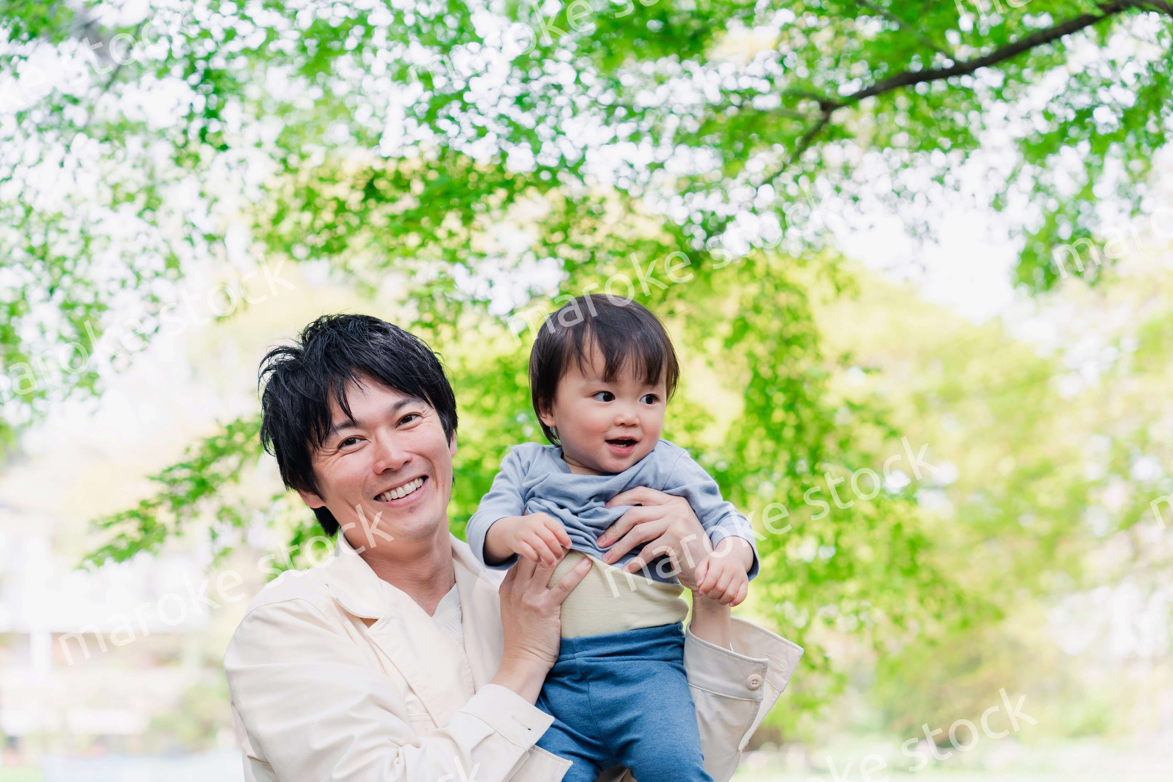 育休中のパパと散歩に出かける男の子の赤ちゃん