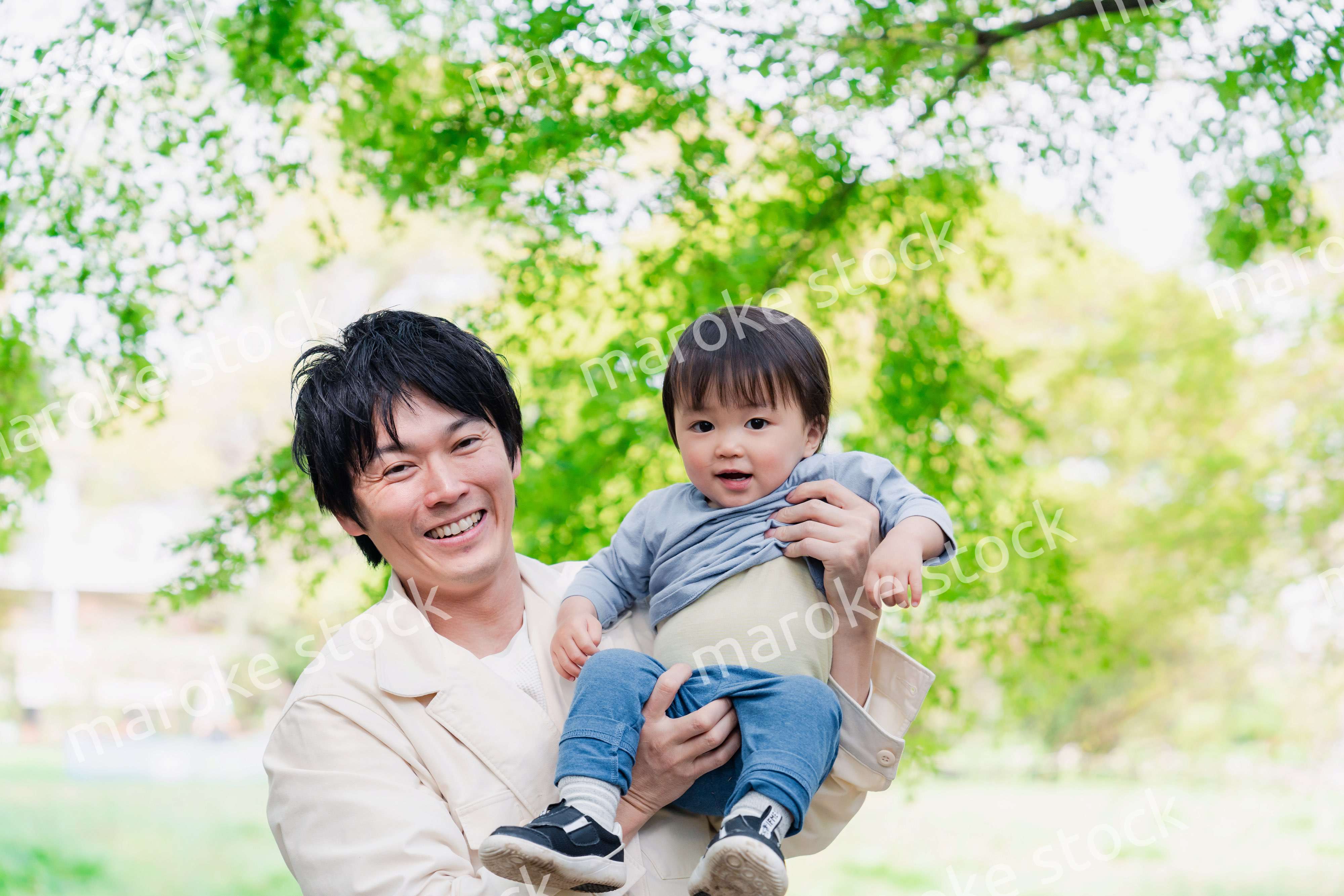 育休中のパパと散歩に出かける男の子の赤ちゃん