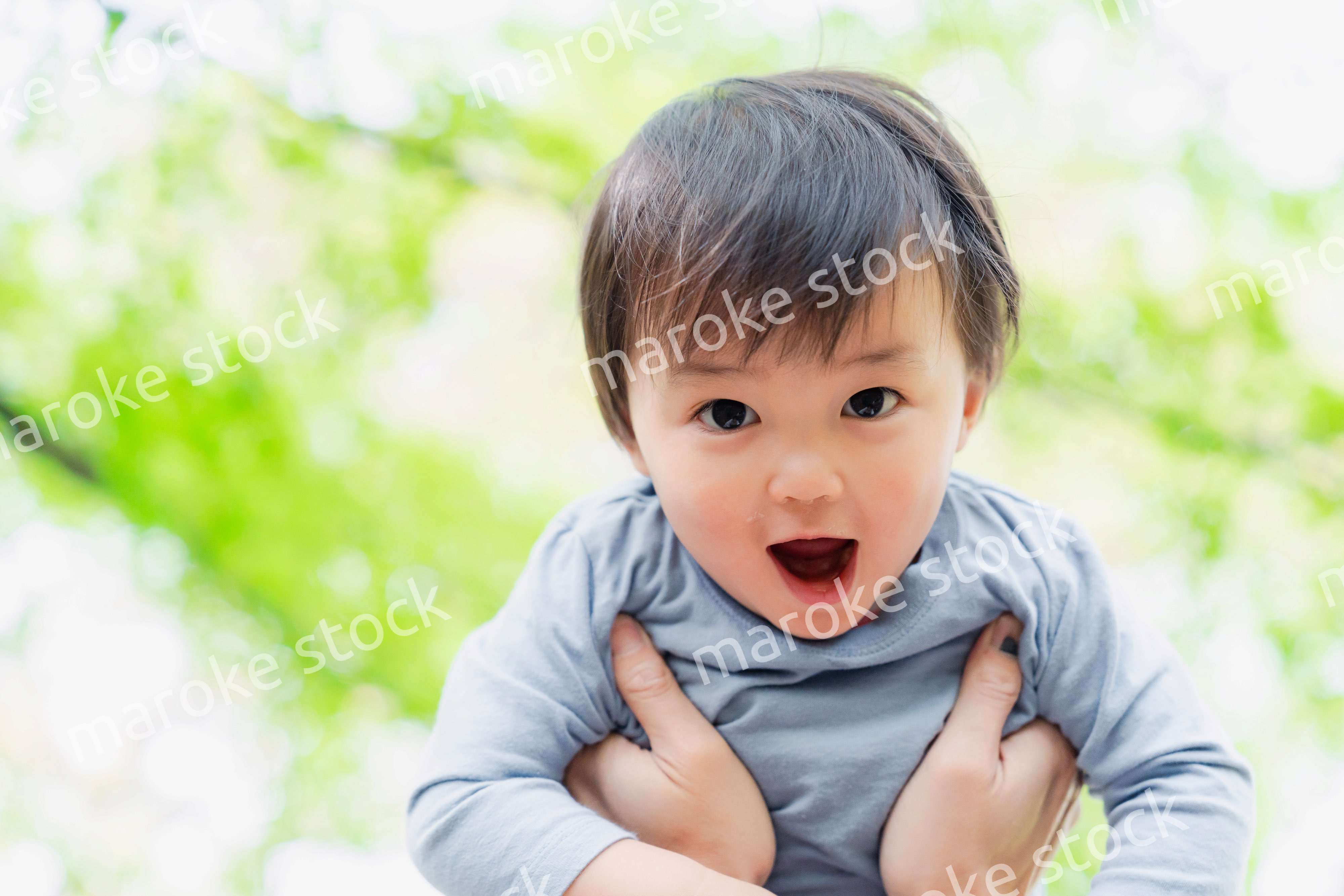 高い高いをされて喜ぶ男の子の赤ちゃん