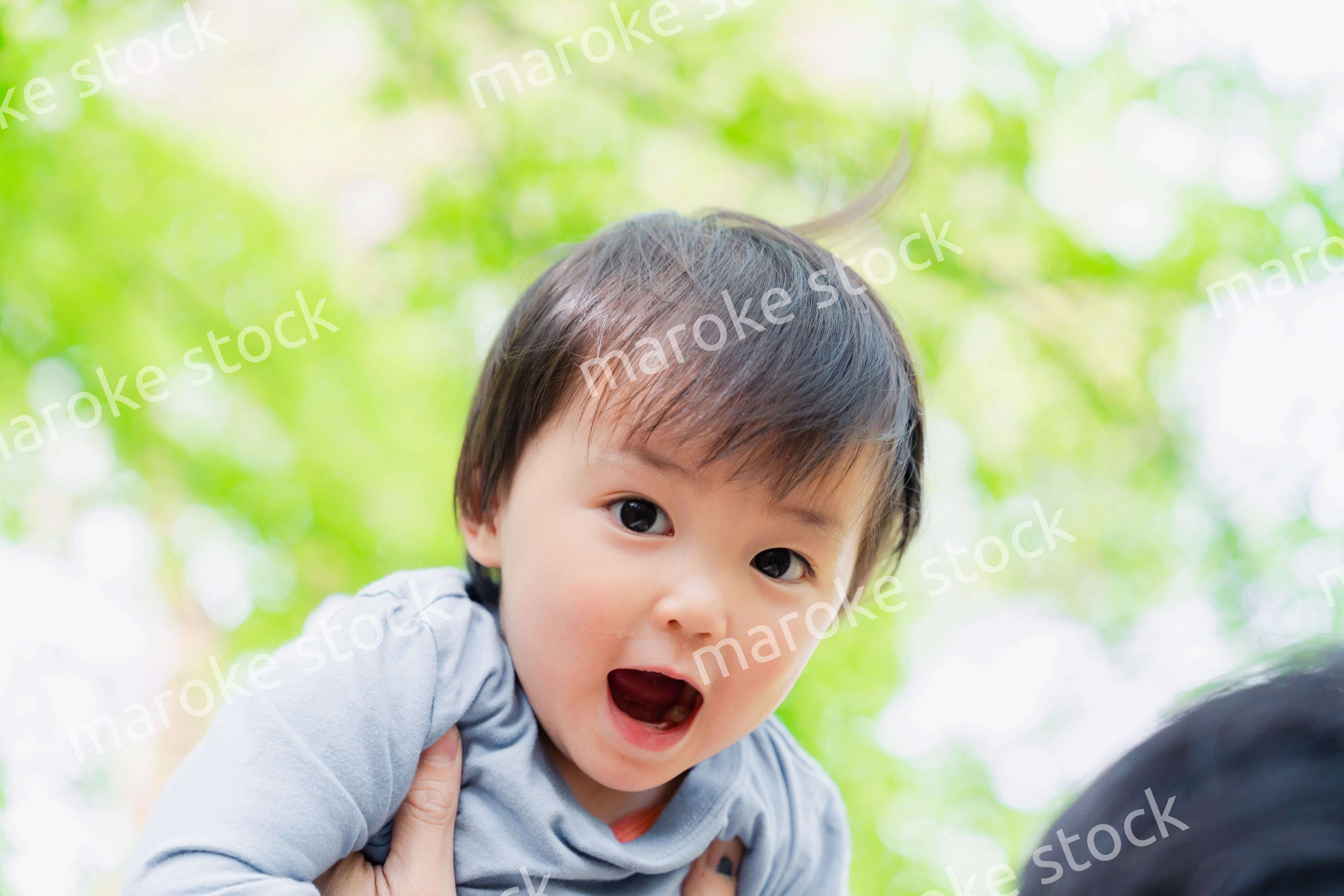 高い高いをされて喜ぶ男の子の赤ちゃん