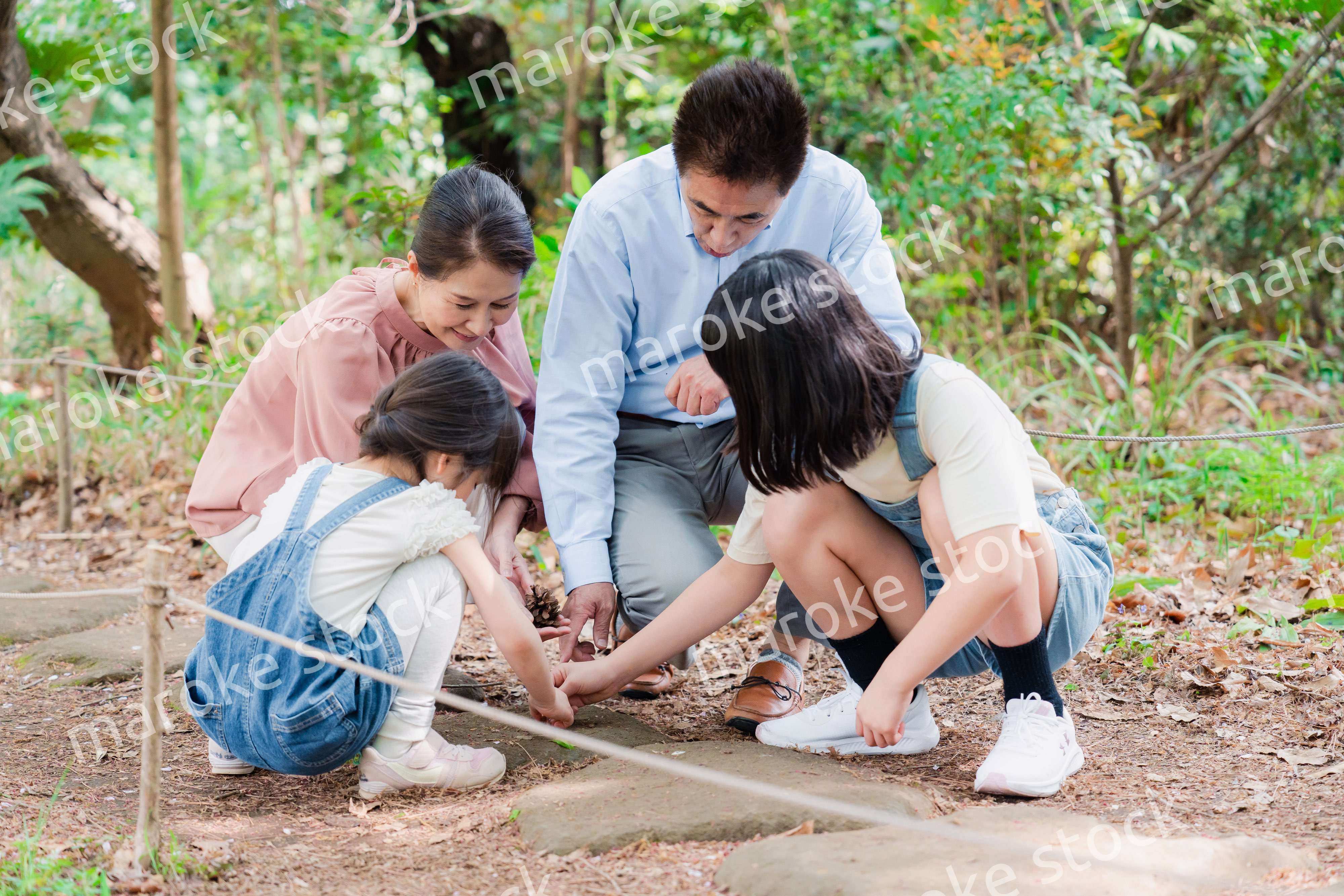 田舎の祖父母の家で遊ぶ孫たち
