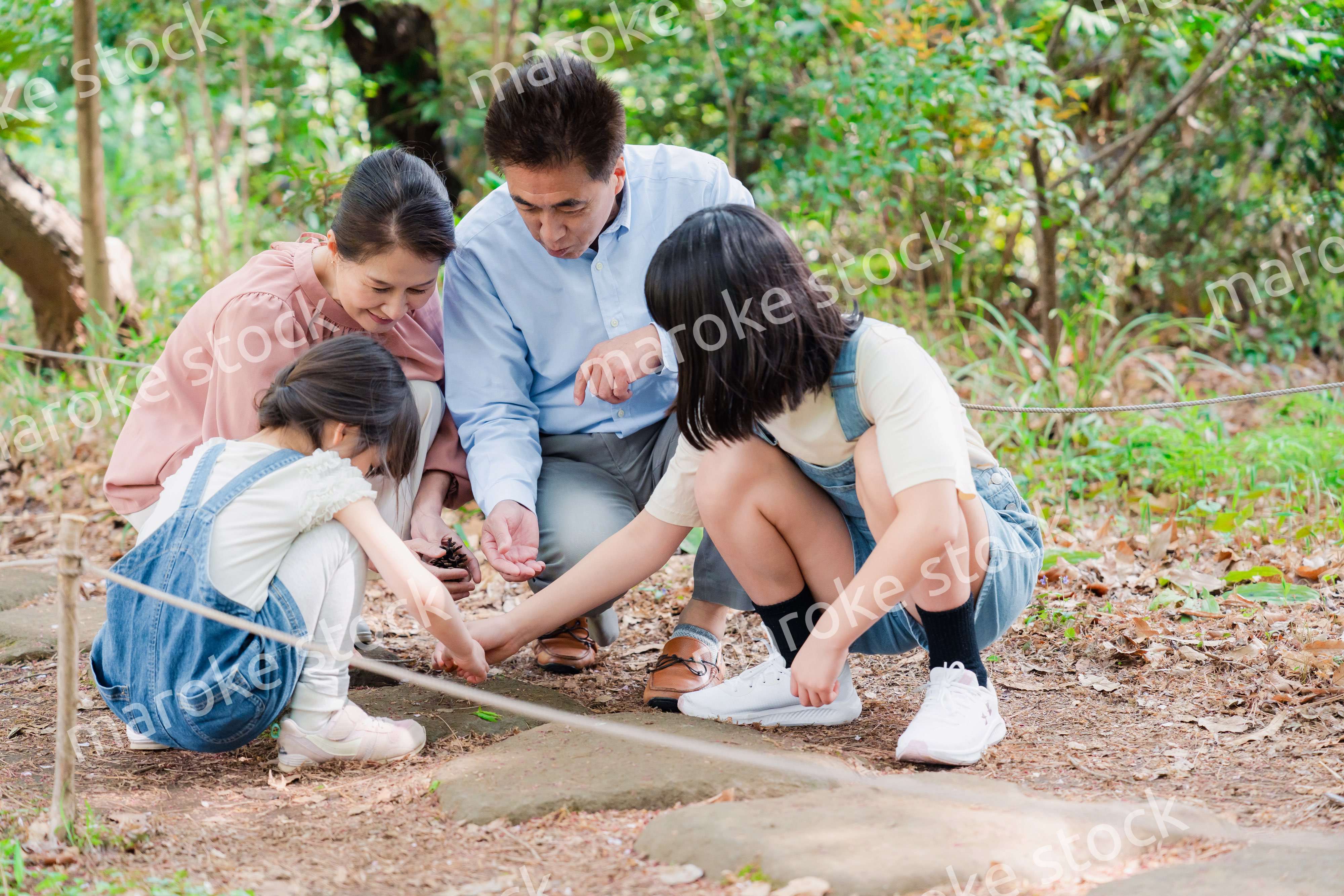 田舎の祖父母の家で遊ぶ孫たち
