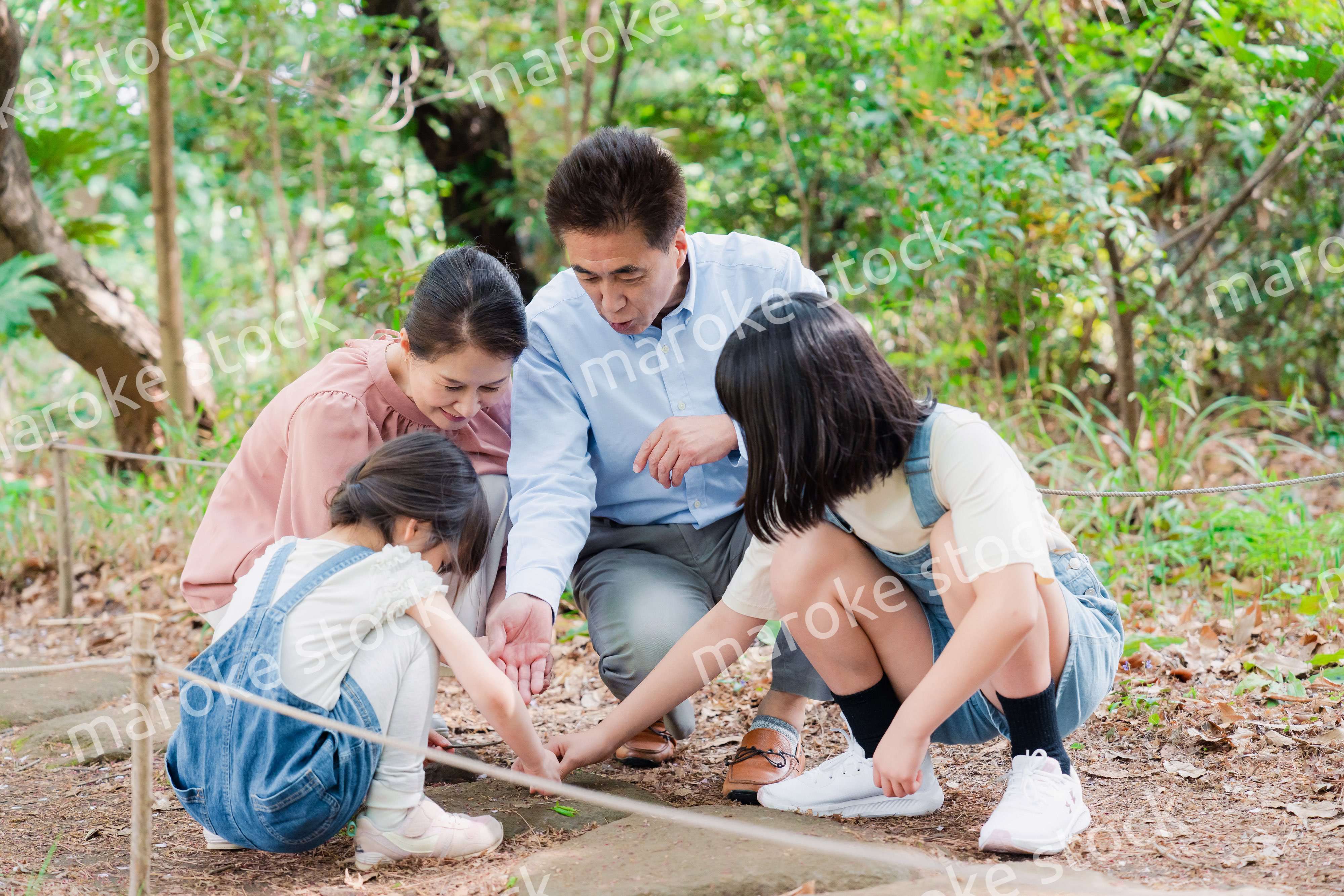 田舎の祖父母の家で遊ぶ孫たち
