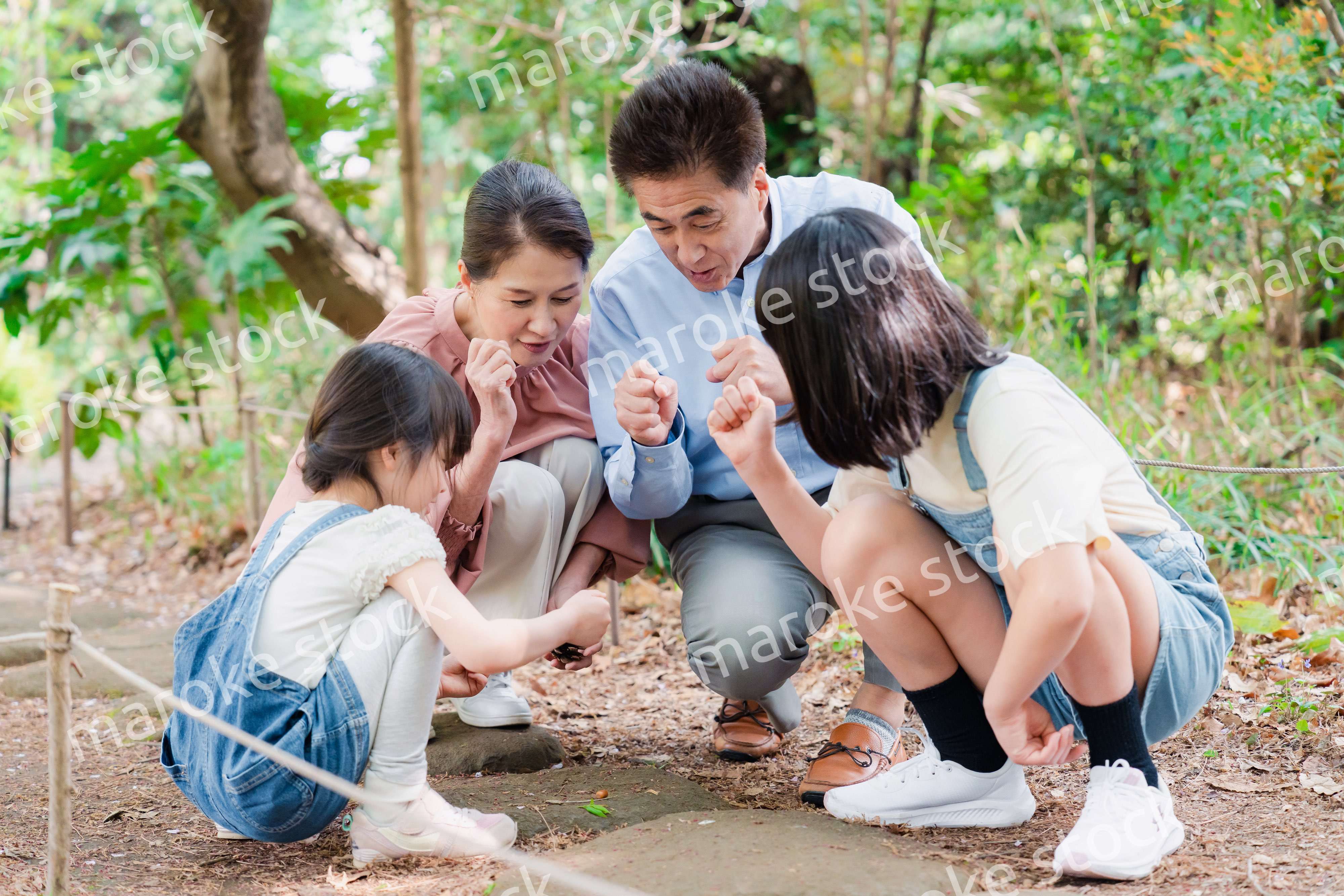 田舎の祖父母の家で遊ぶ孫たち