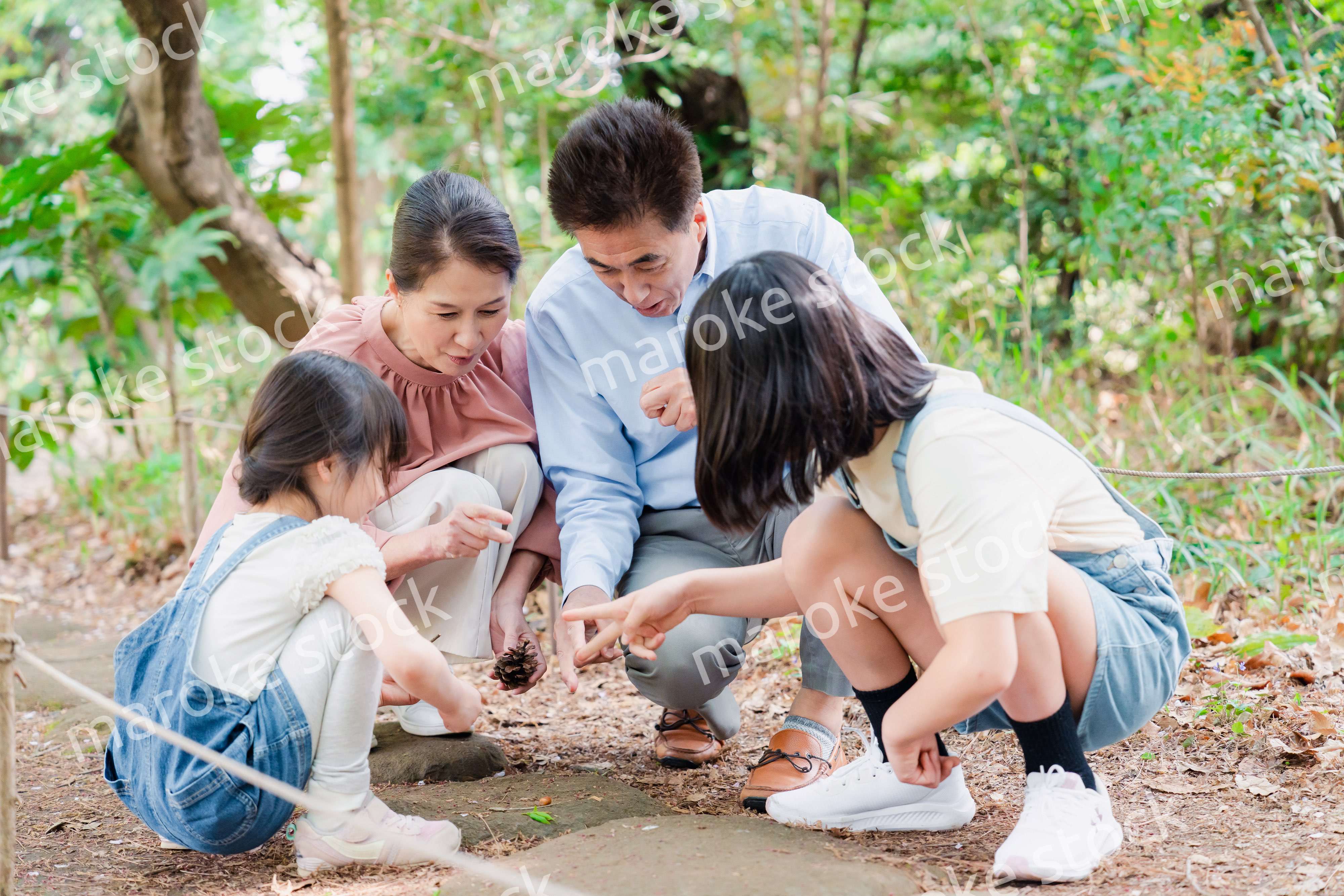 田舎の祖父母の家で遊ぶ孫たち