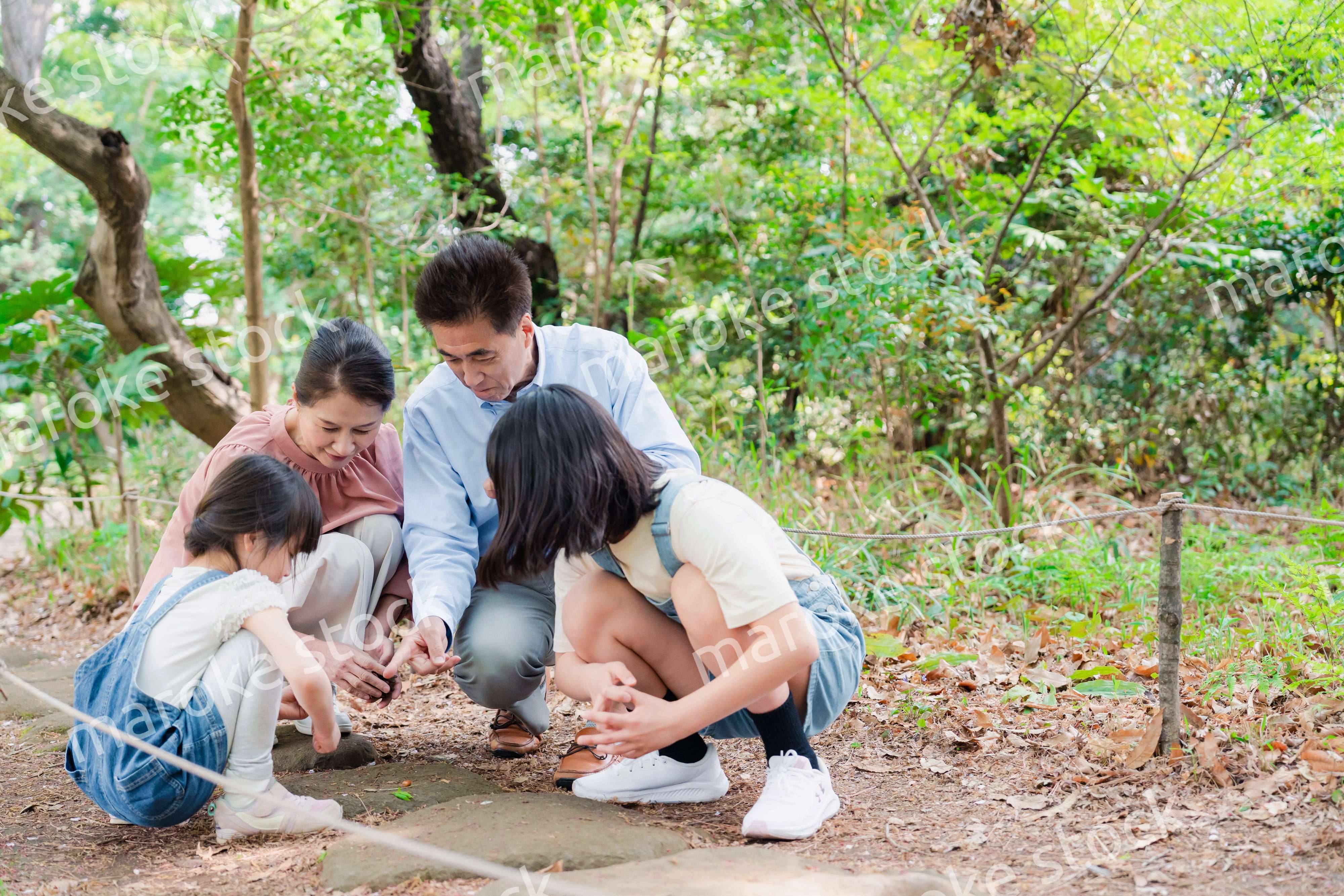 田舎の祖父母の家で遊ぶ孫たち