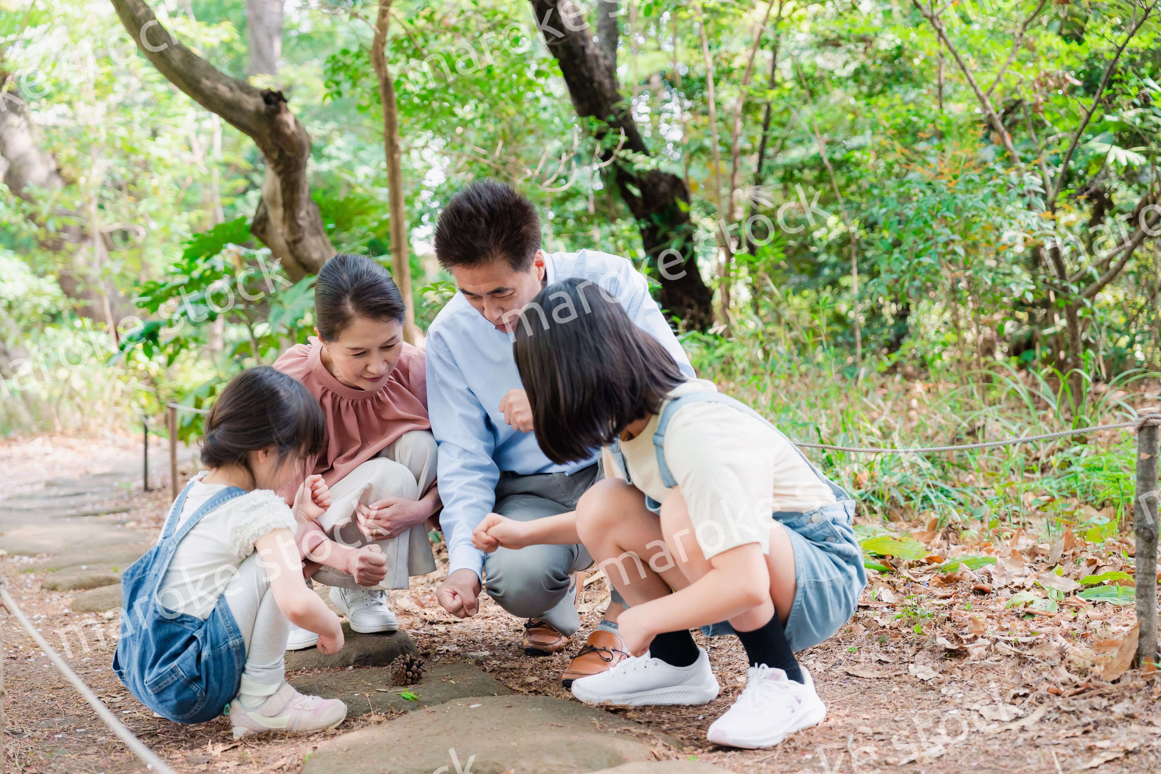 田舎の祖父母の家で遊ぶ孫たち