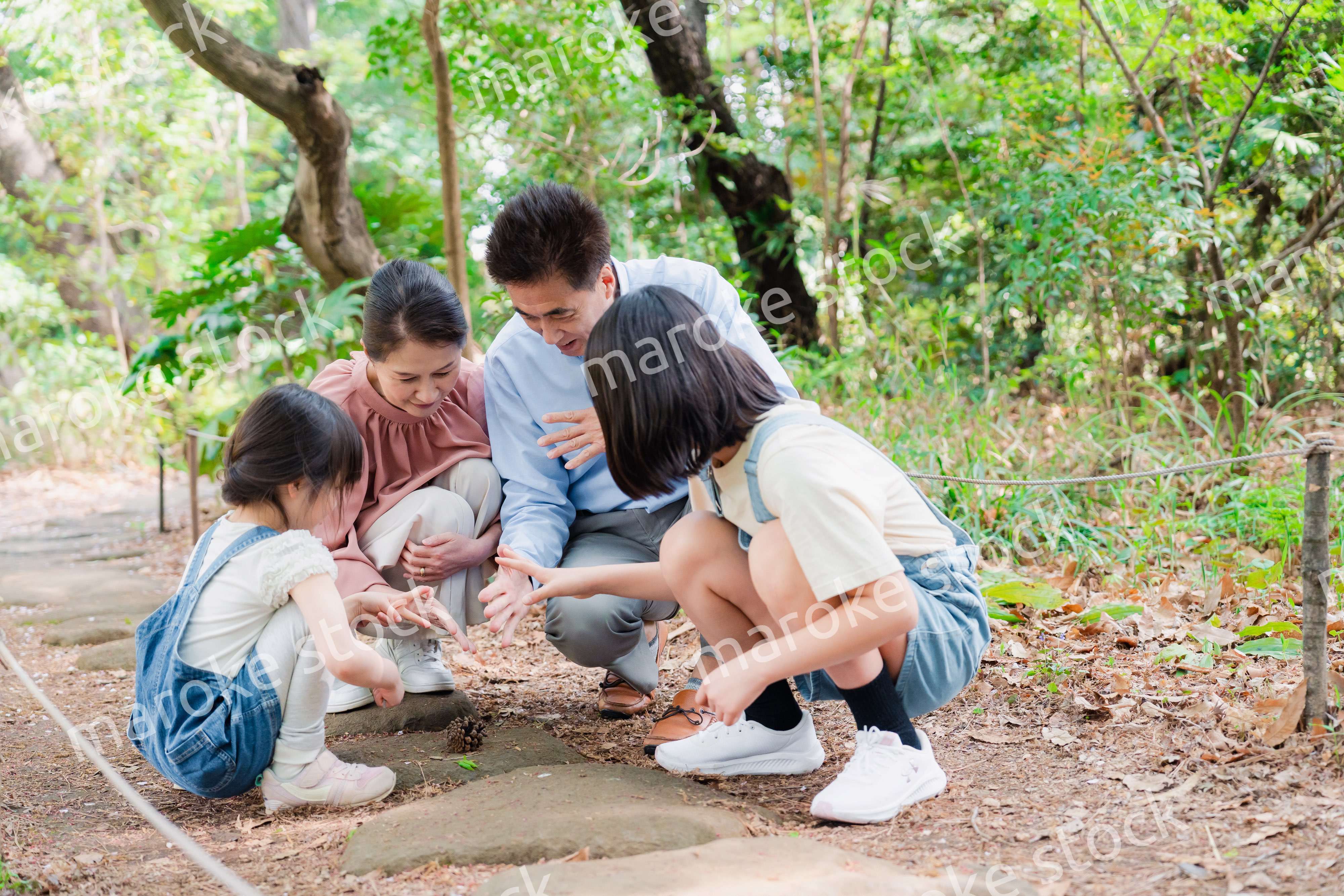 田舎の祖父母の家で遊ぶ孫たち