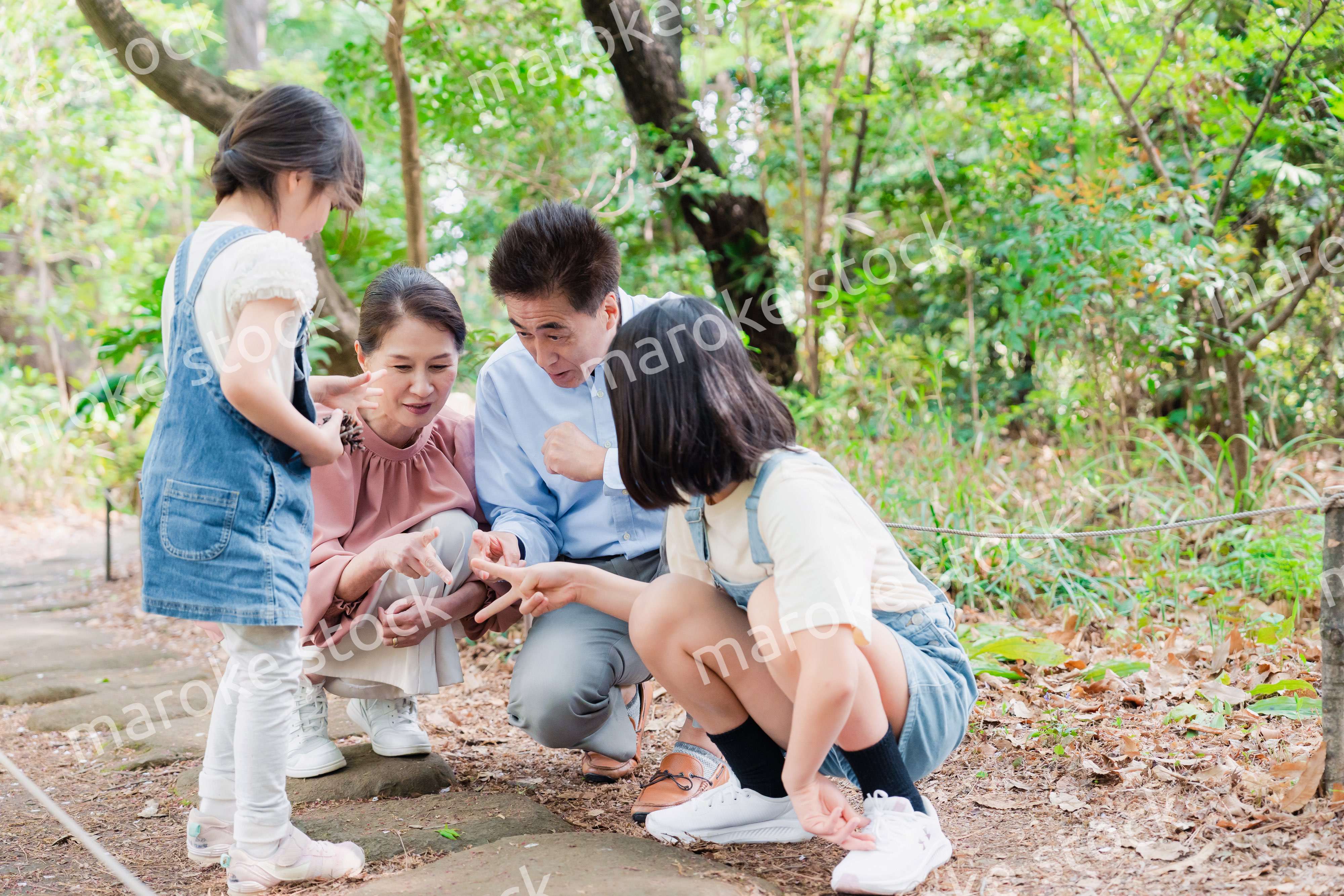 田舎の祖父母の家で遊ぶ孫たち