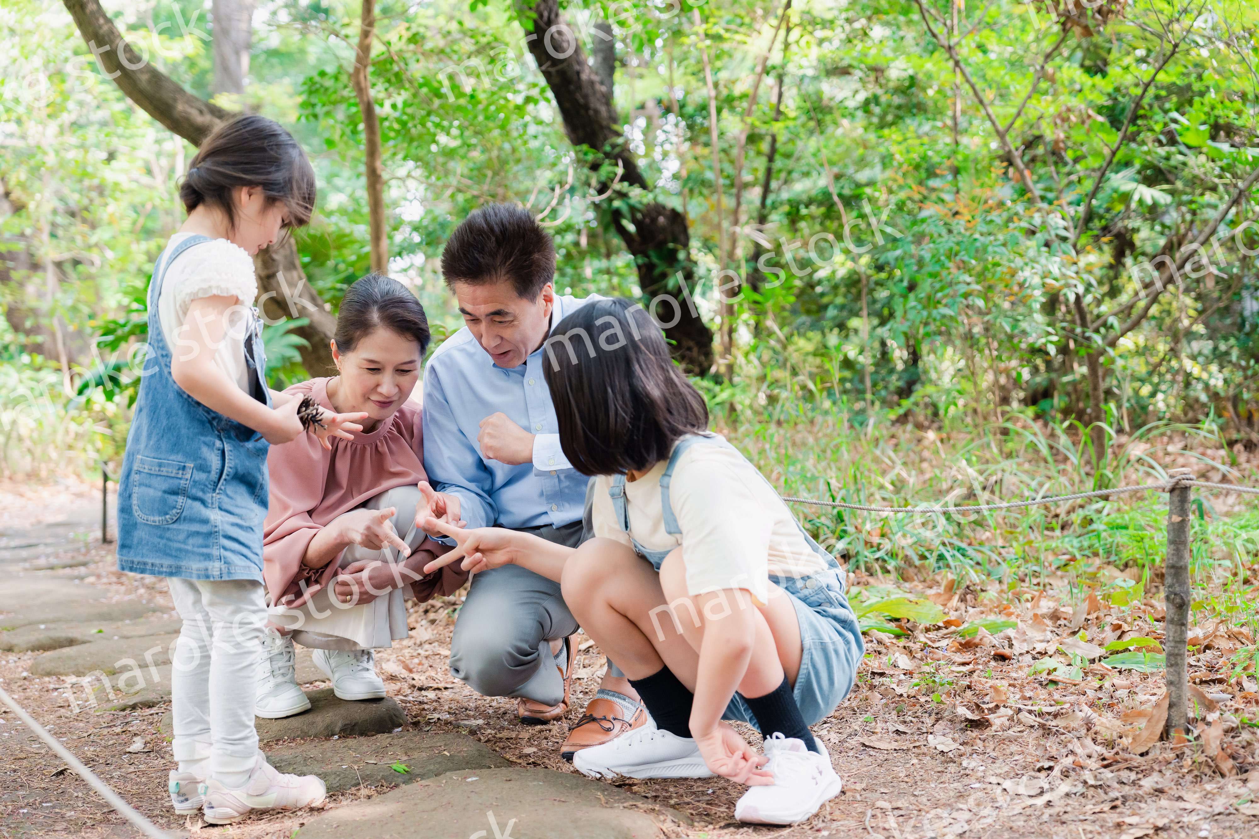 田舎の祖父母の家で遊ぶ孫たち