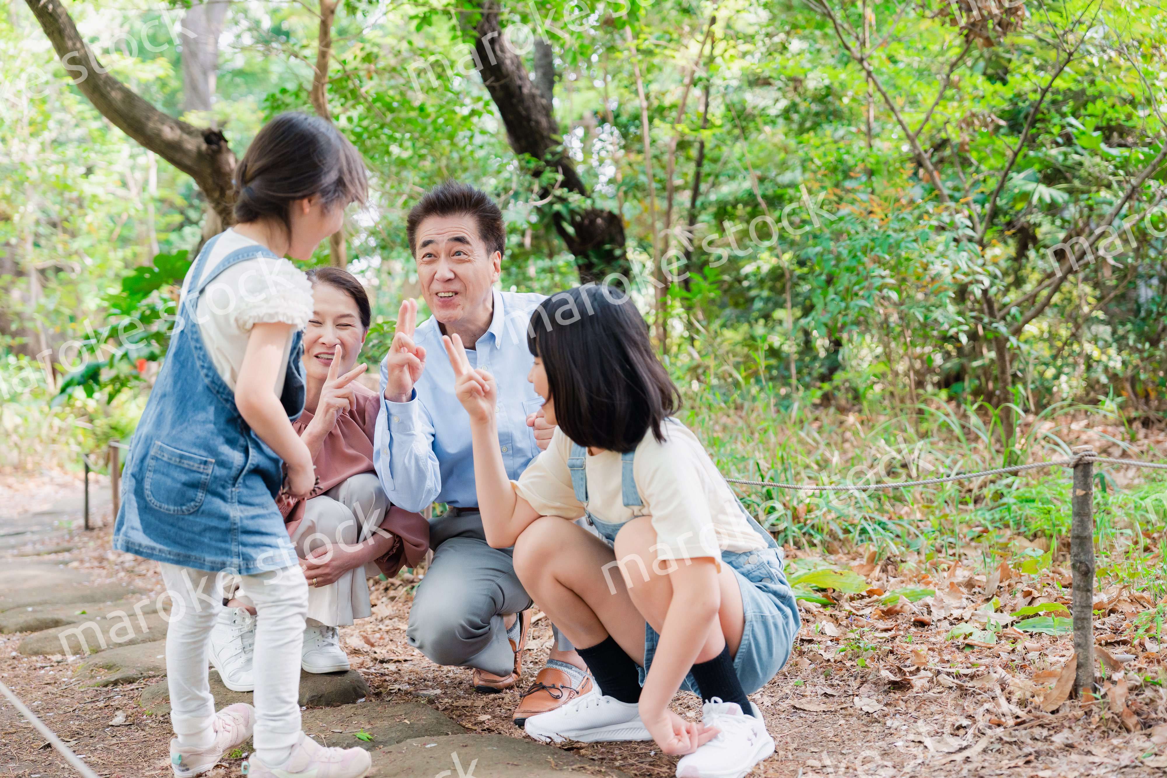 田舎の祖父母の家で遊ぶ孫たち