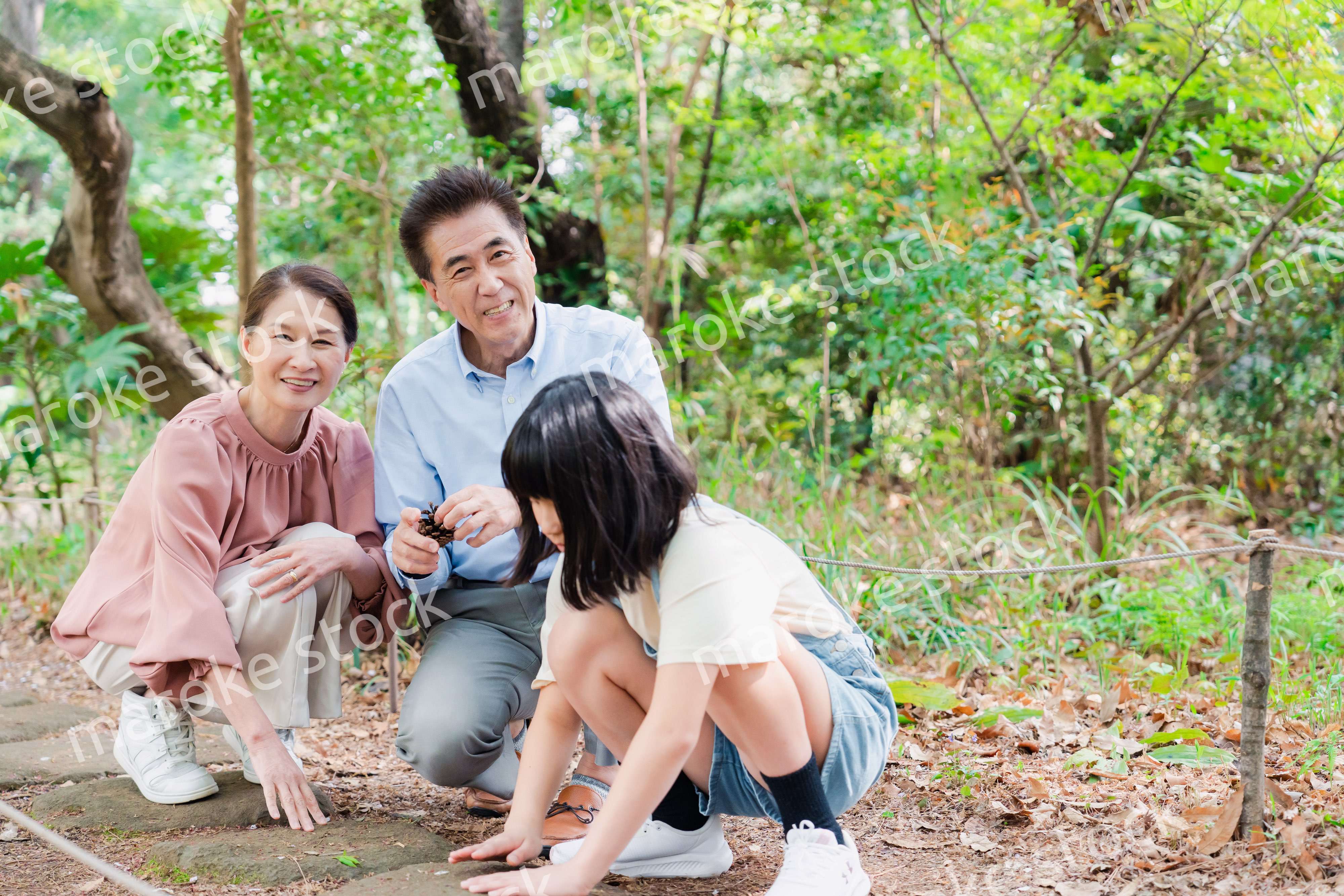 田舎の祖父母の家で遊ぶ孫たち