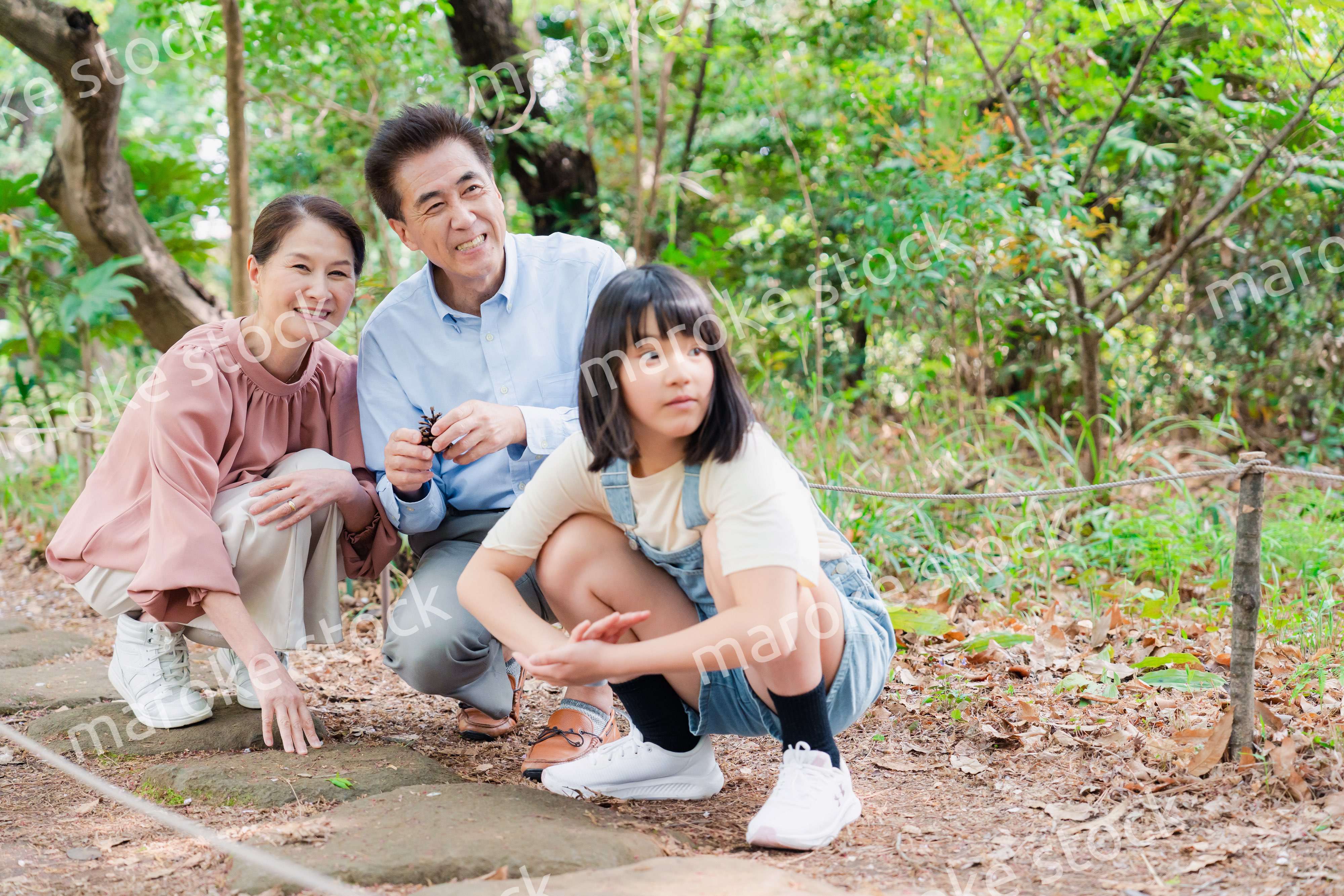 田舎の祖父母の家で遊ぶ孫たち