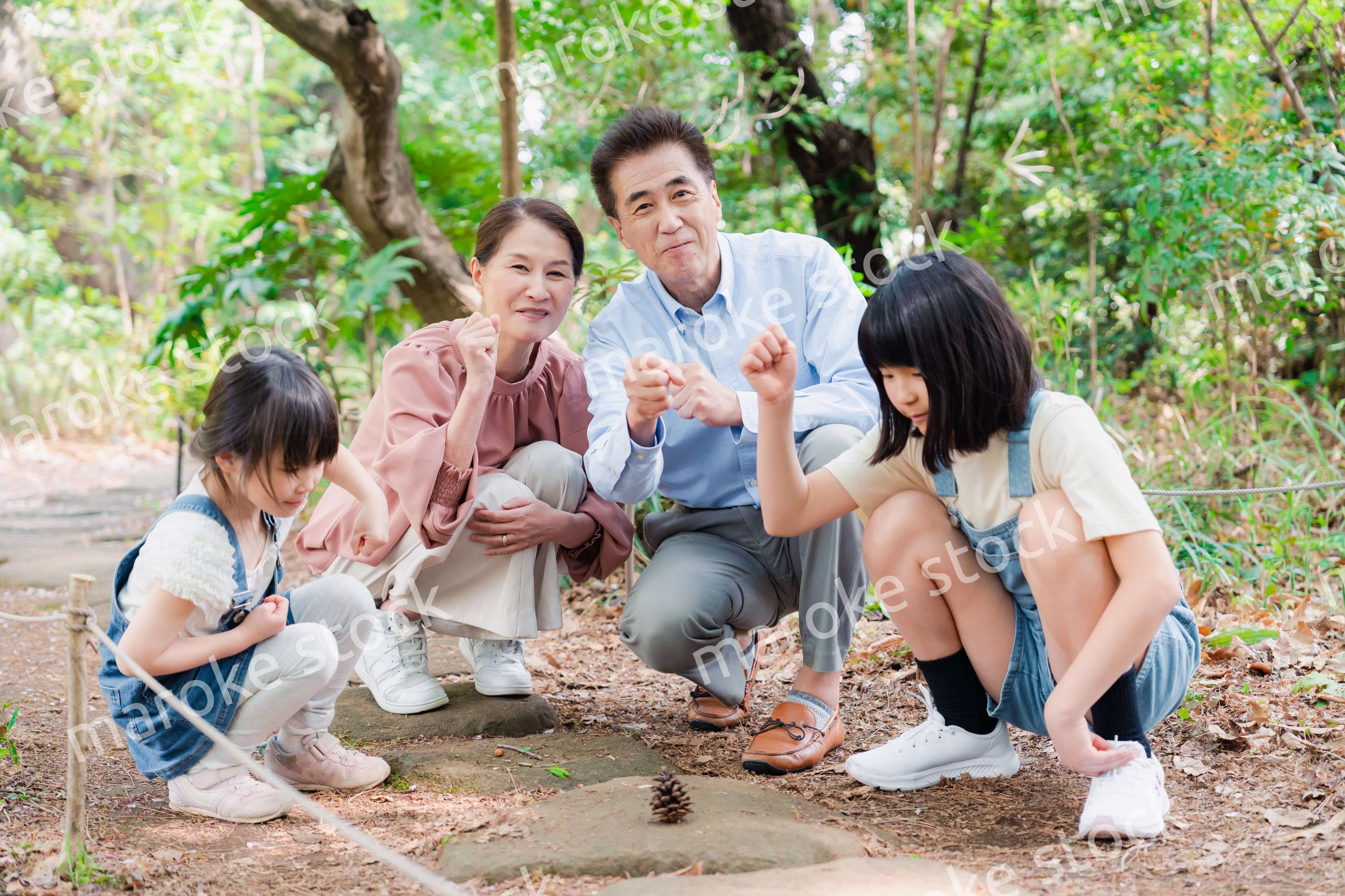 田舎の祖父母の家で遊ぶ孫たち