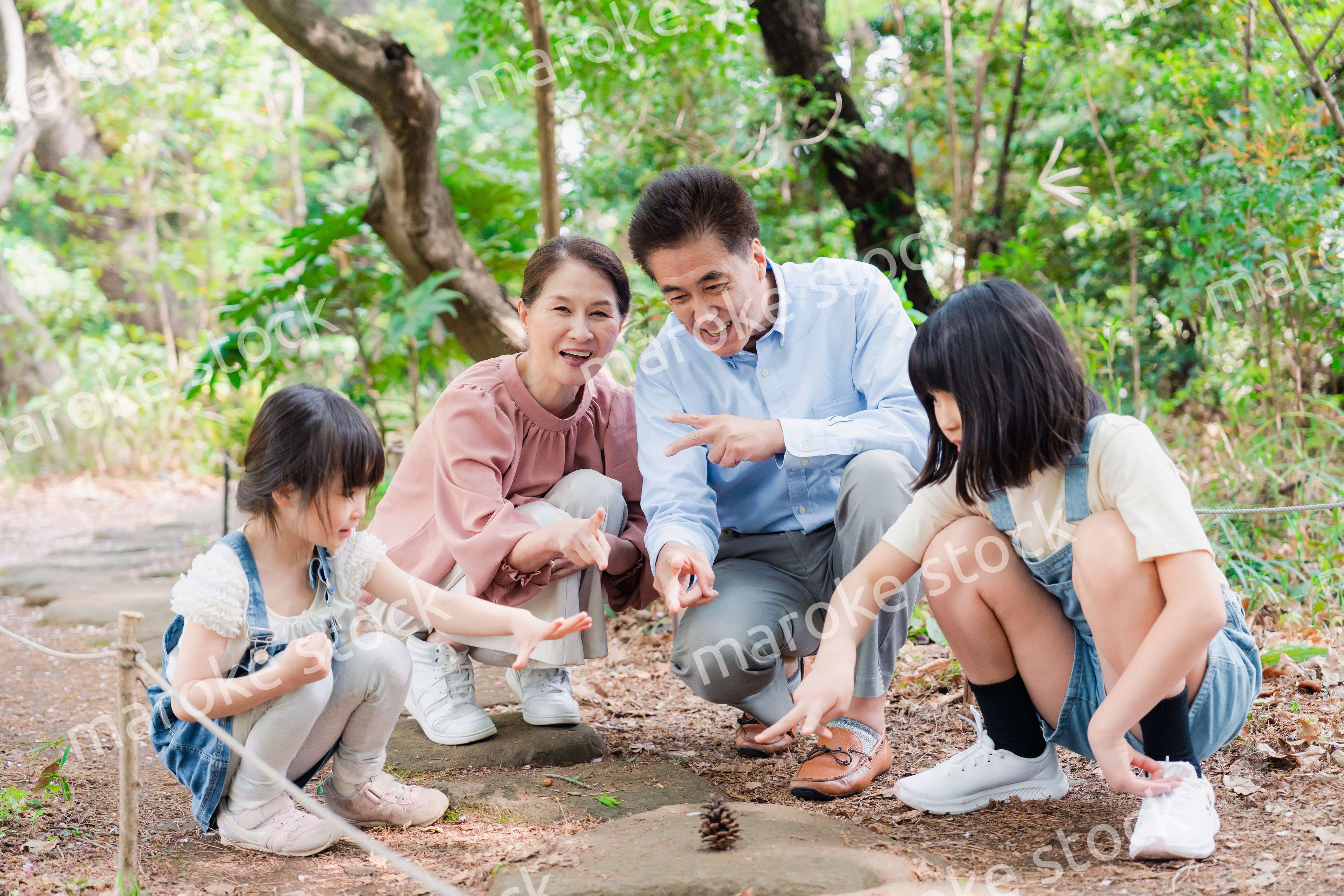 田舎の祖父母の家で遊ぶ孫たち