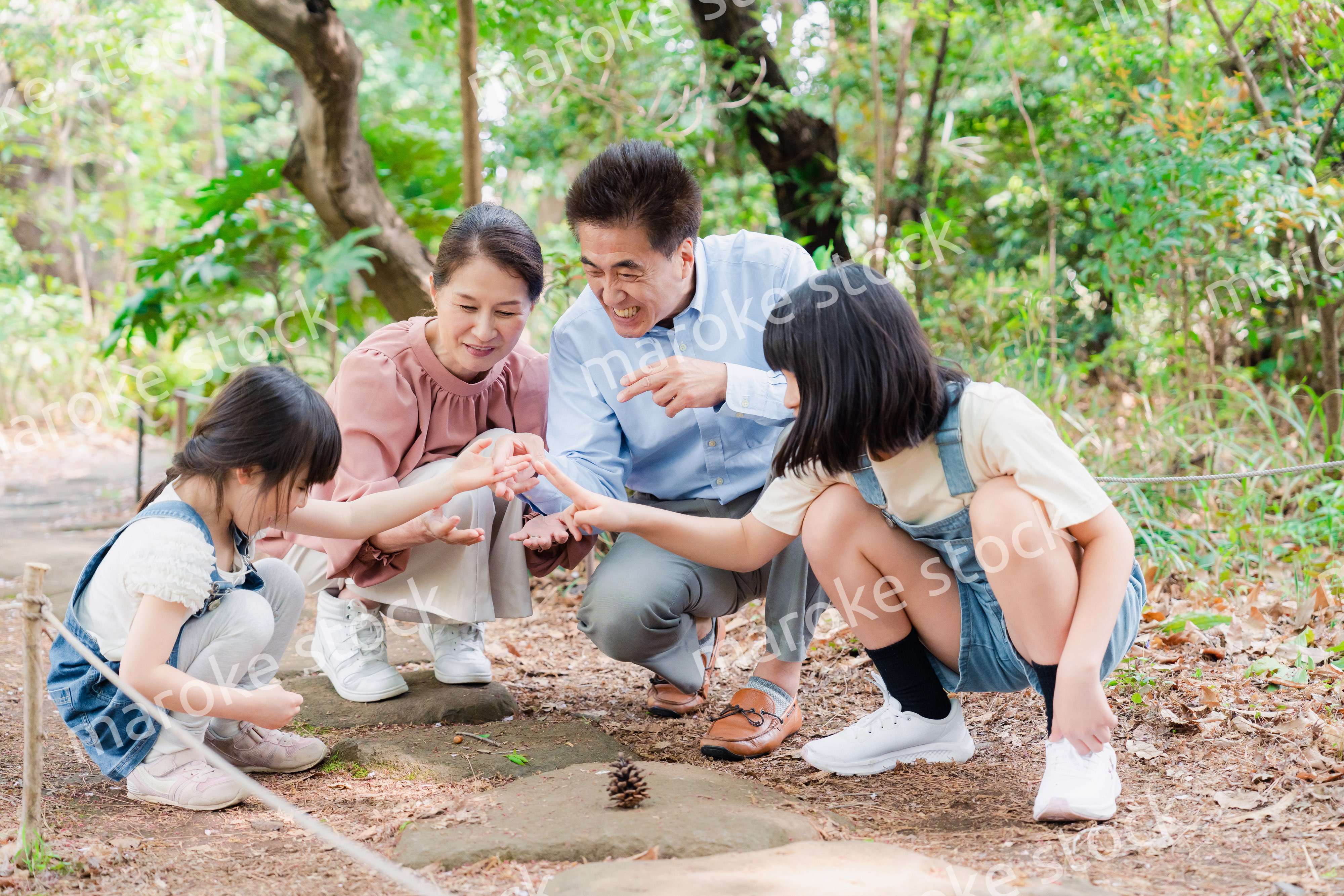 田舎の祖父母の家で遊ぶ孫たち