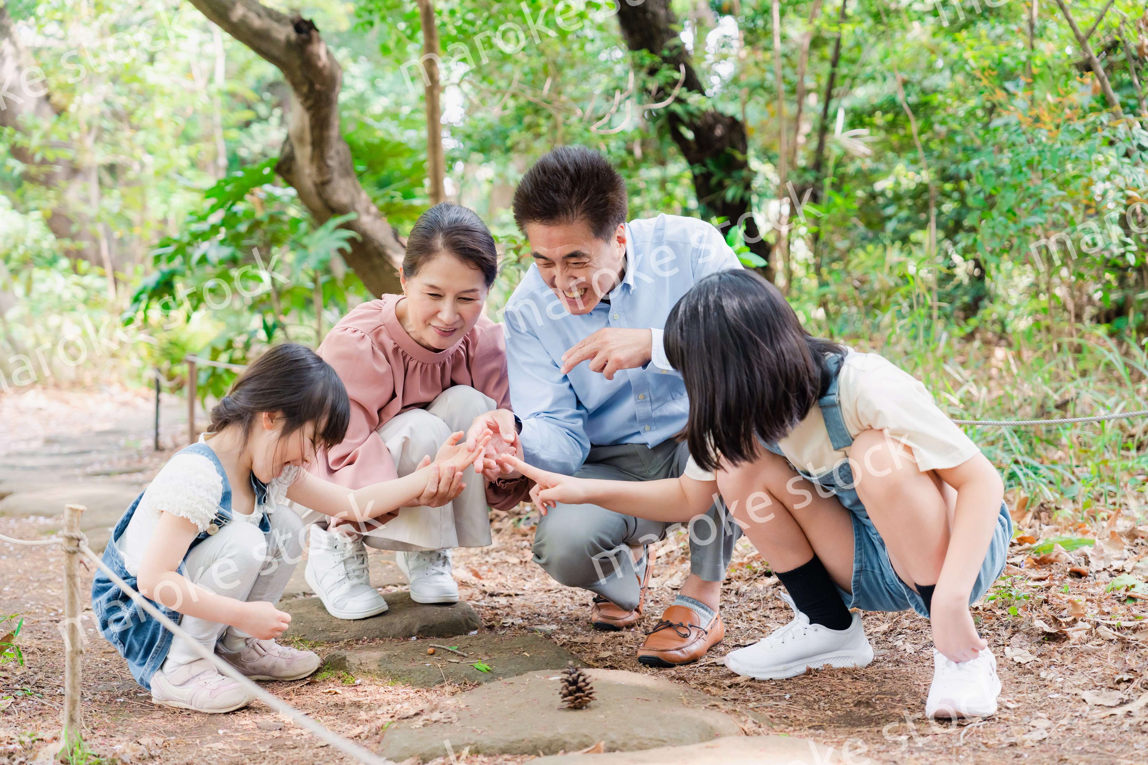 田舎の祖父母の家で遊ぶ孫たち