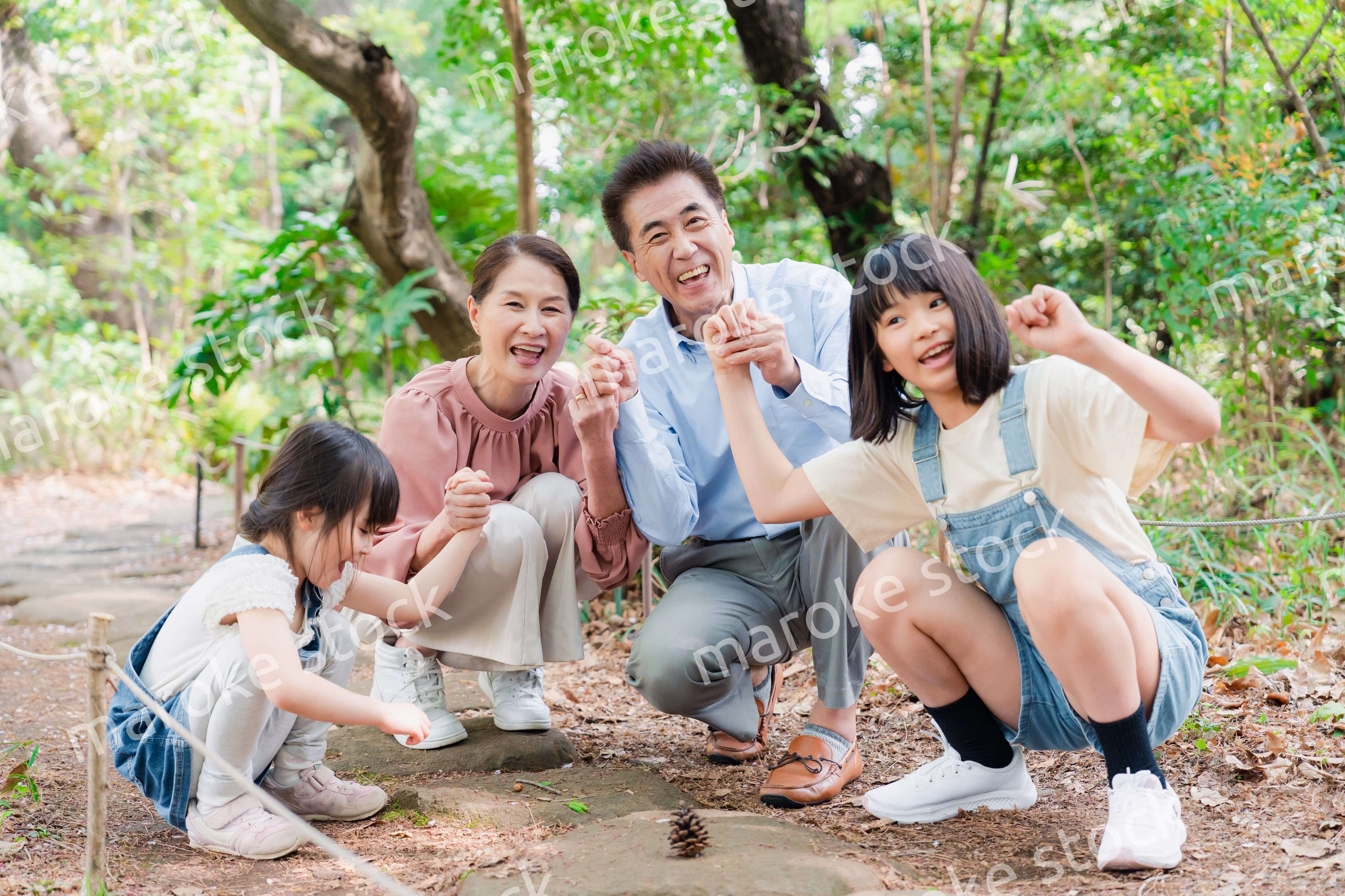 田舎の祖父母の家で遊ぶ孫たち