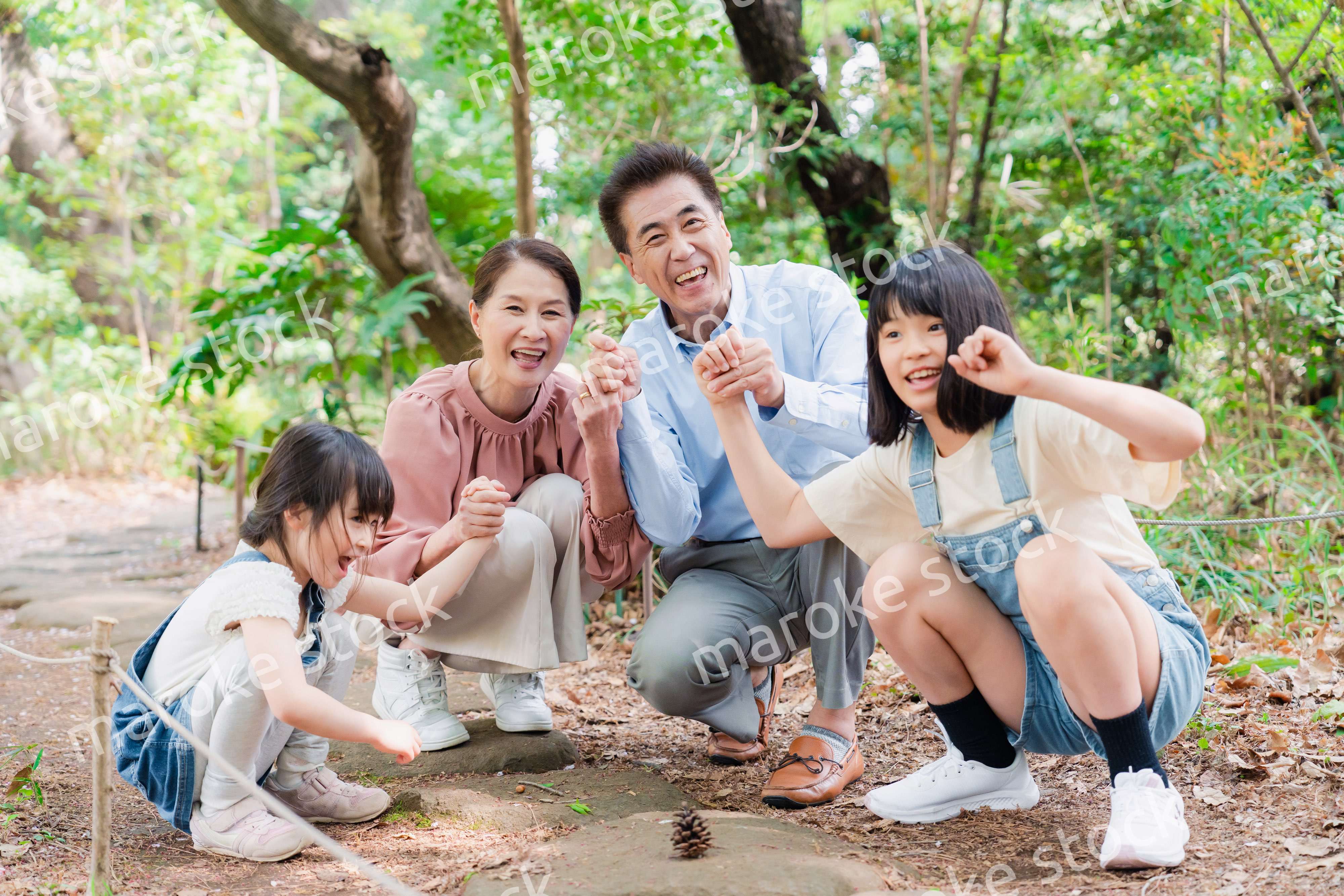 田舎の祖父母の家で遊ぶ孫たち