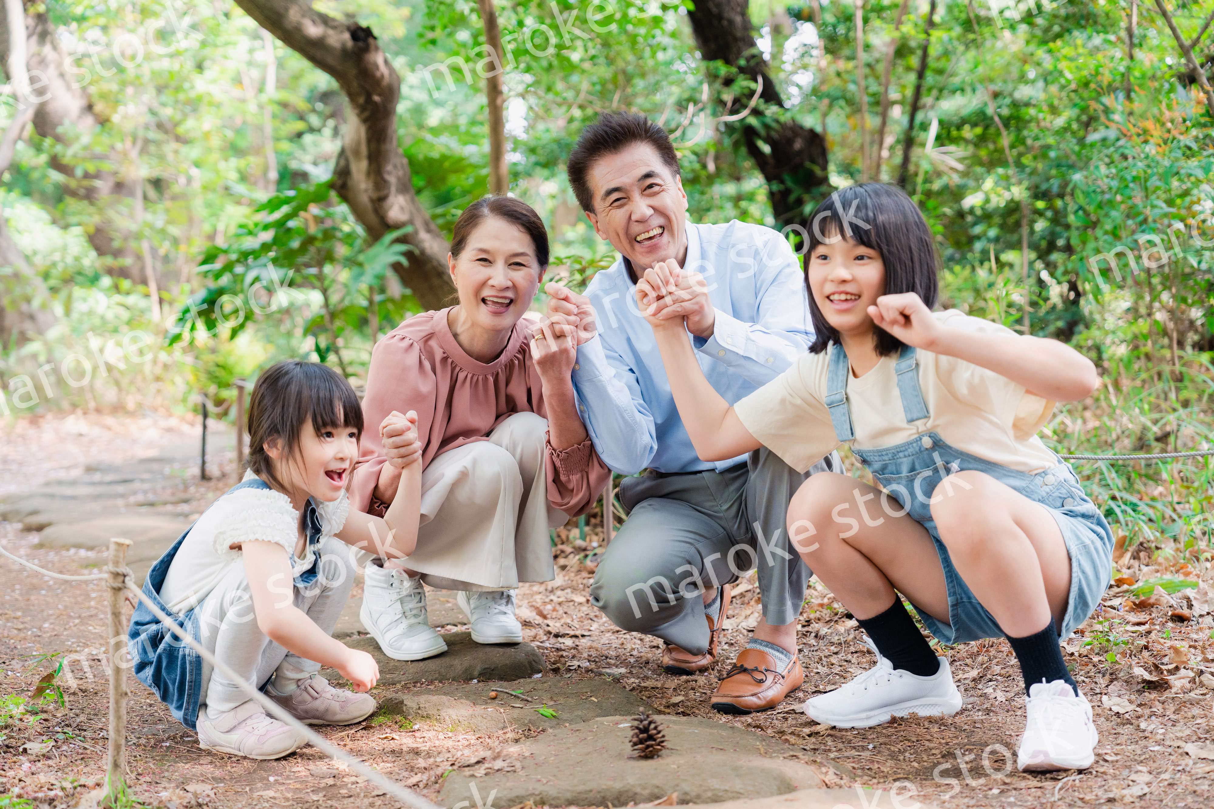 田舎の祖父母の家で遊ぶ孫たち