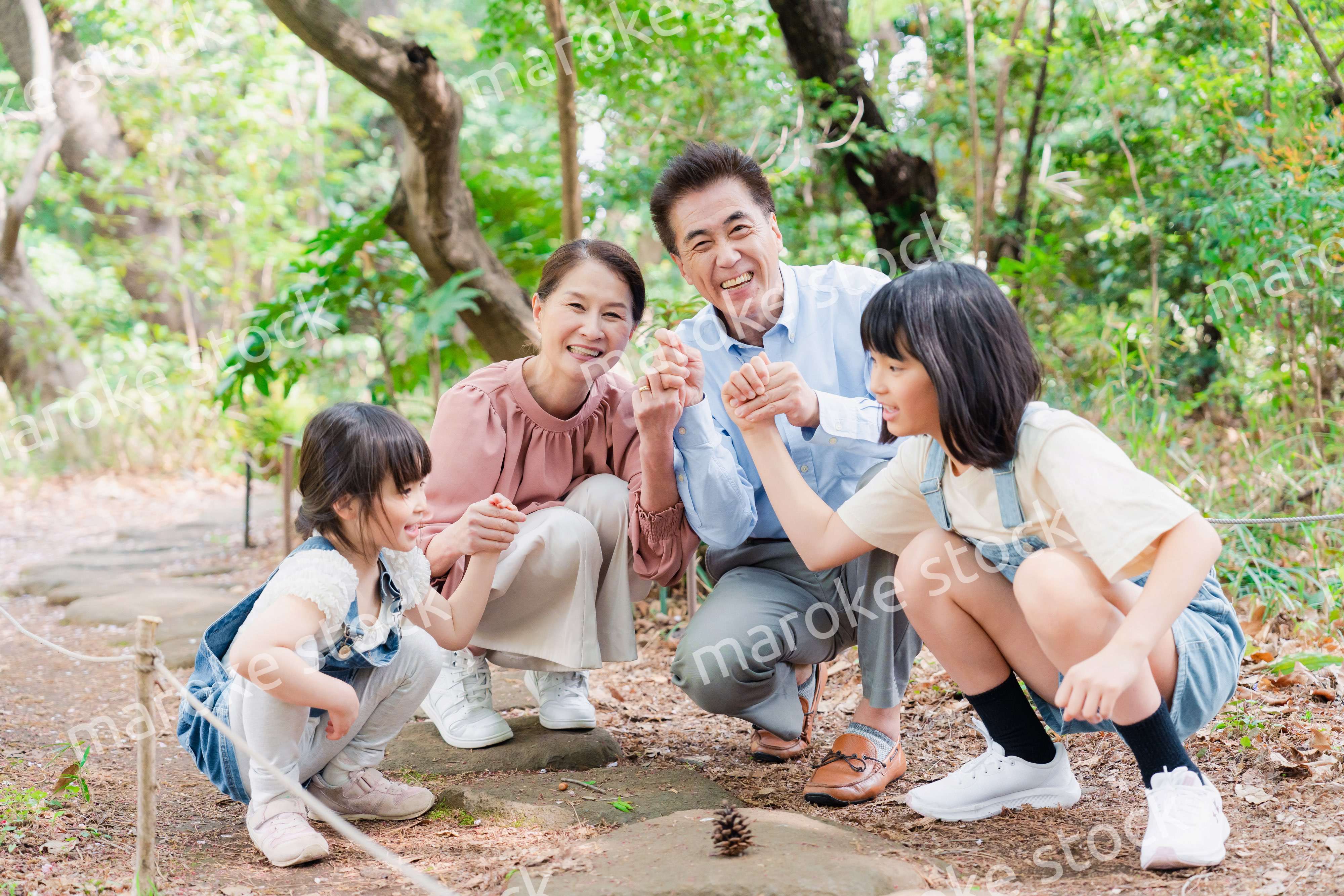 田舎の祖父母の家で遊ぶ孫たち