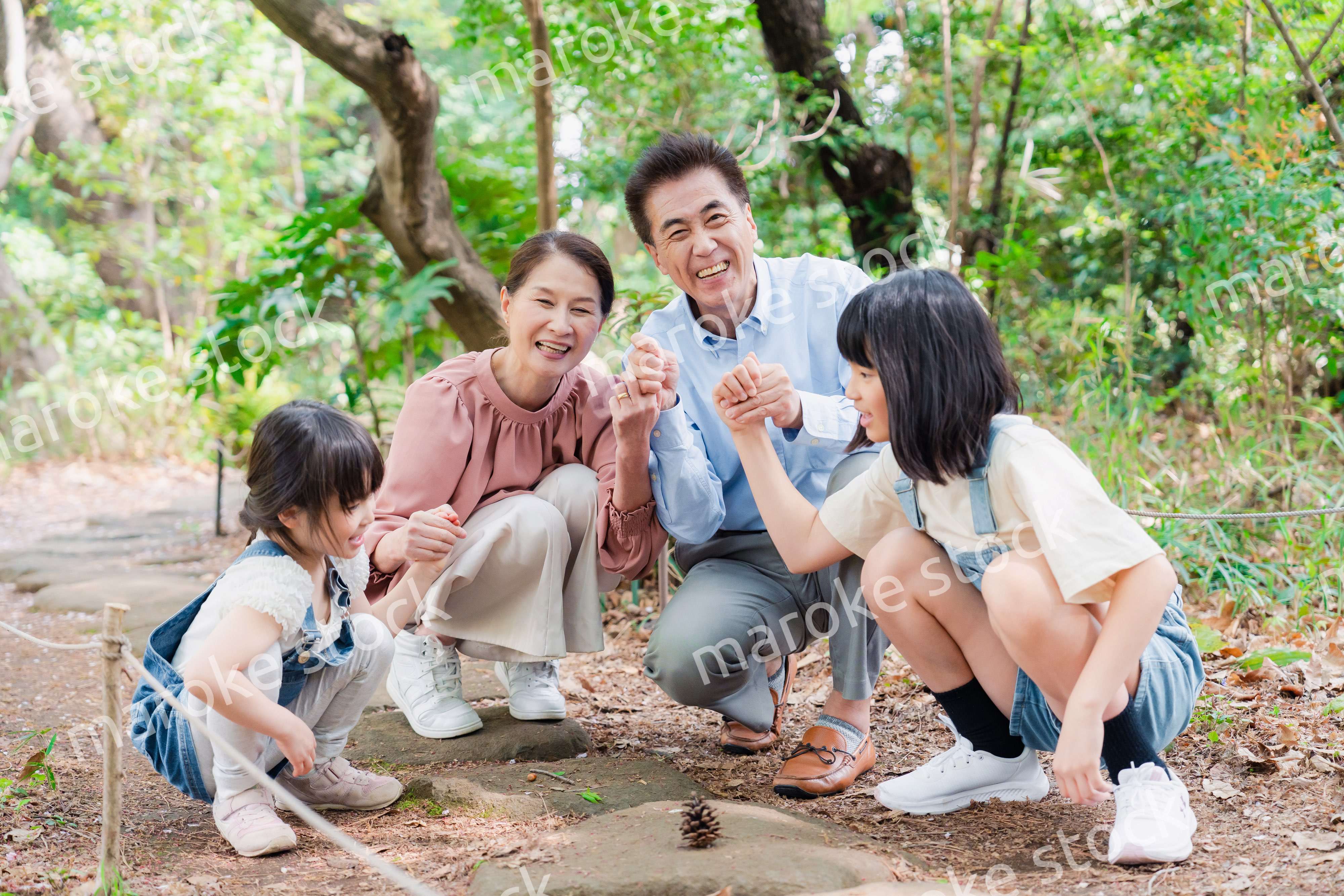 田舎の祖父母の家で遊ぶ孫たち